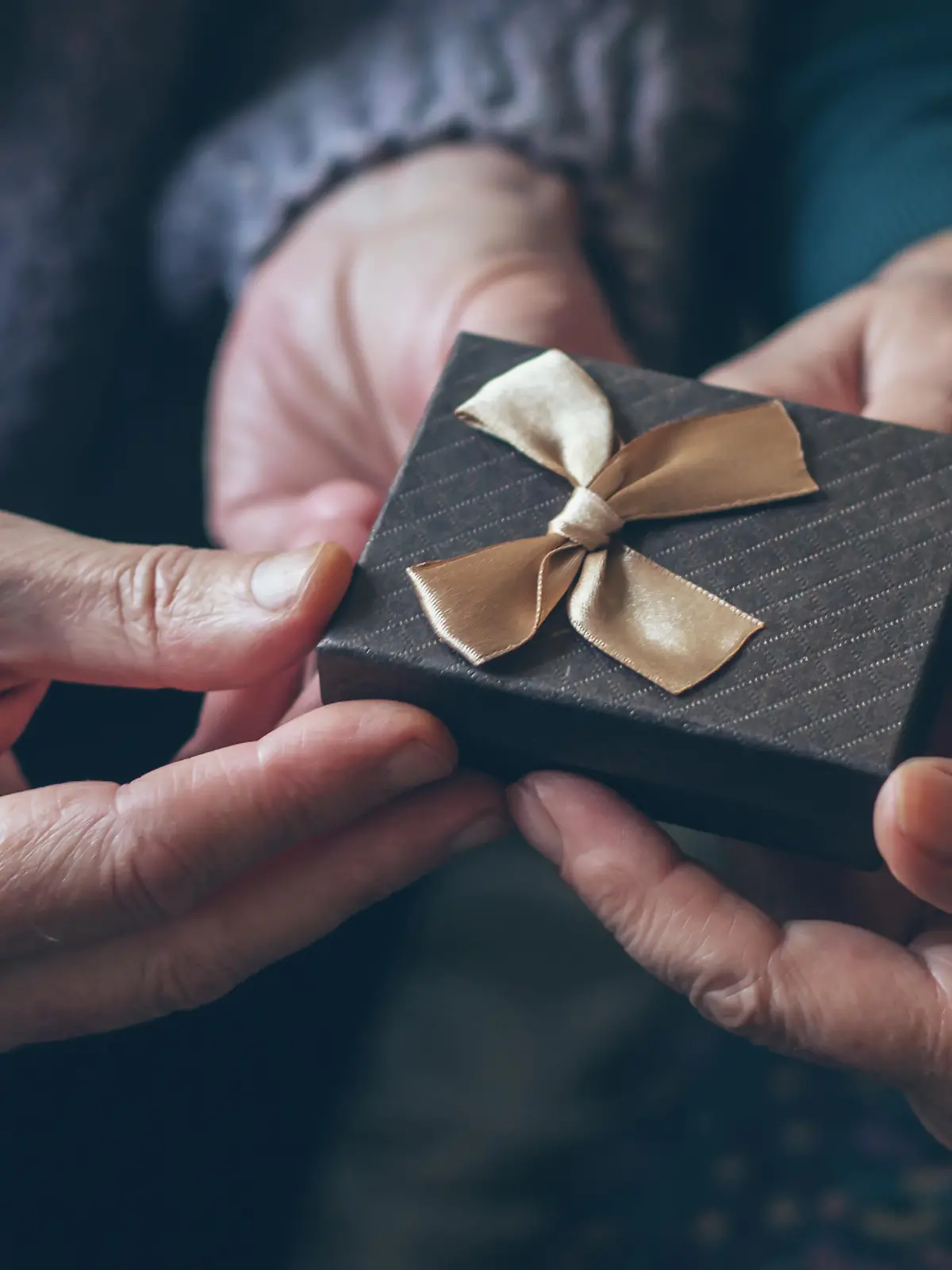 elderly couple exchanging gifts
