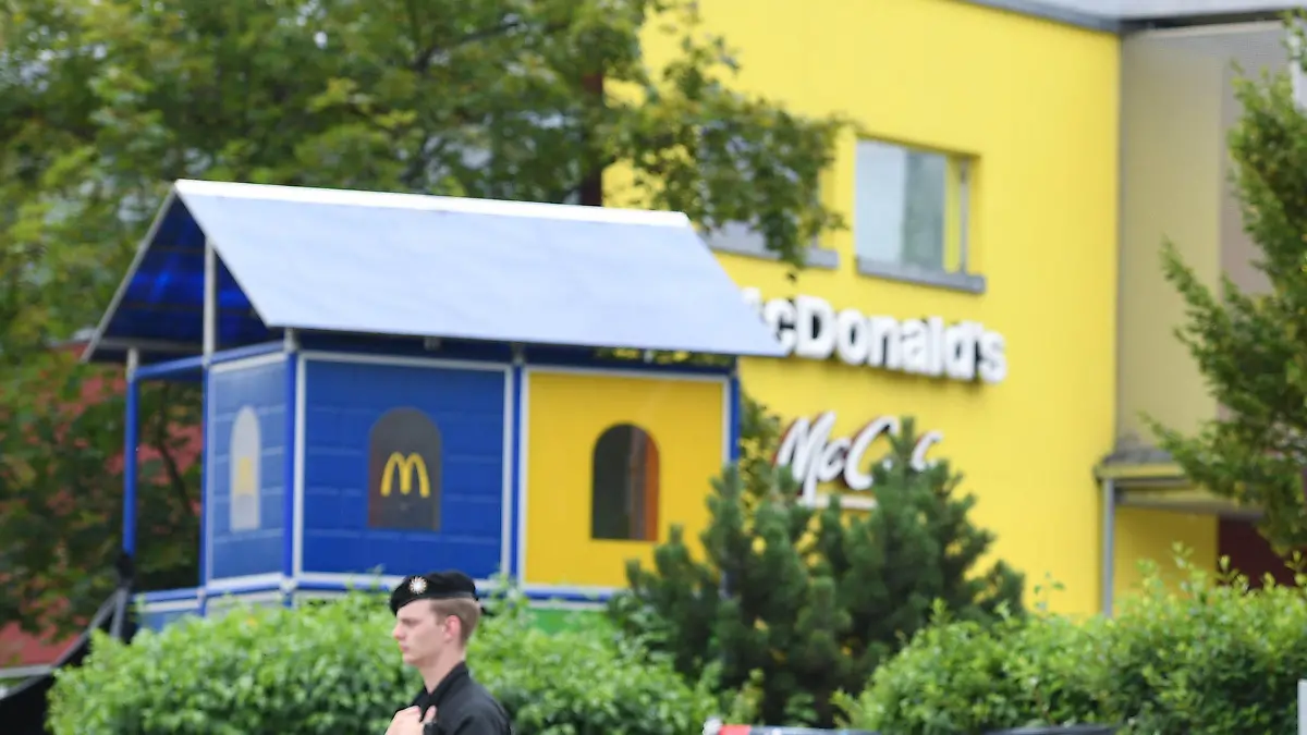 ARCHIV - Polizeibeamte stehen am 23.07.2016 vor McDonald's Schnellrestaurant am Olympia-Einkaufszentrum OEZ in München (Bayern), einen Tag nach einer Schießerei mit Toten und Verletzten. (zu dpa "Die Trauer einer Familie: ZDF info zeigt Film über Amok-Opfer" vom 04.07.2017) Foto: Sven Hoppe/dpa +++(c) dpa - Bildfunk+++