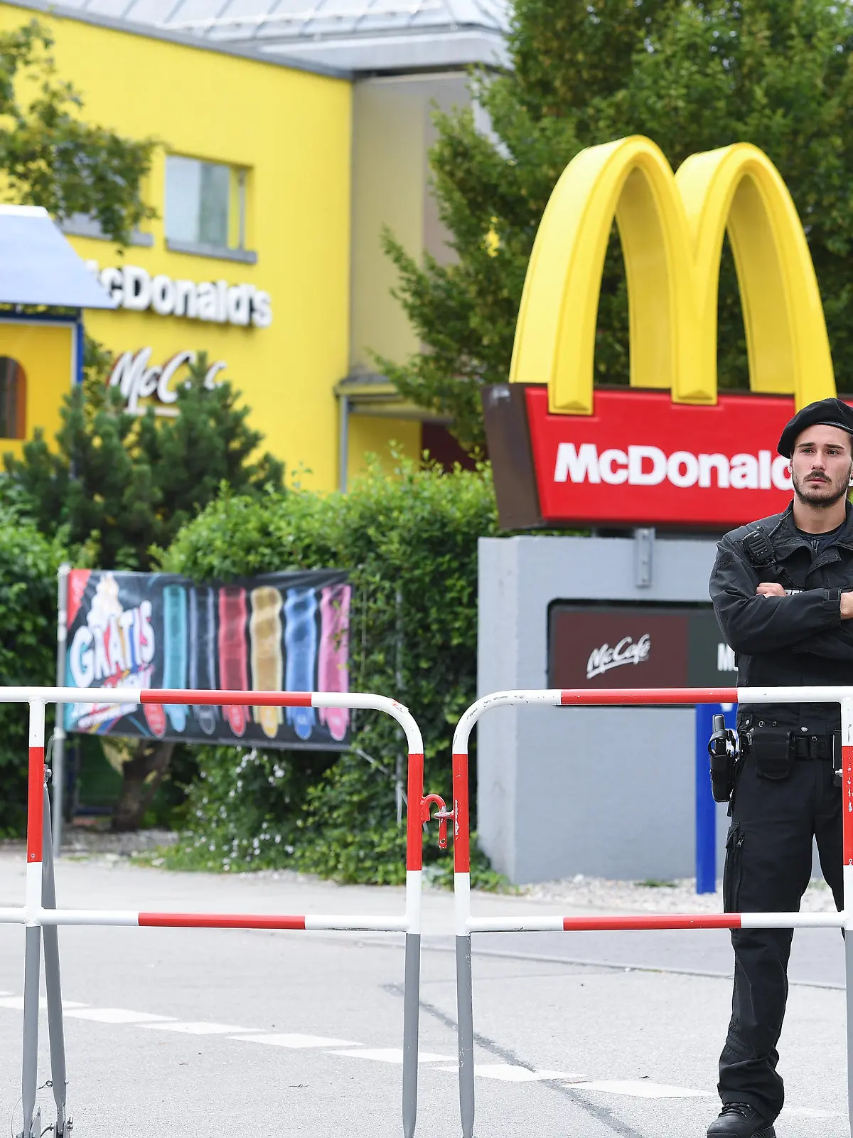 ARCHIV - Polizeibeamte stehen am 23.07.2016 vor McDonald's Schnellrestaurant am Olympia-Einkaufszentrum OEZ in München (Bayern), einen Tag nach einer Schießerei mit Toten und Verletzten. (zu dpa "Die Trauer einer Familie: ZDF info zeigt Film über Amok-Opfer" vom 04.07.2017) Foto: Sven Hoppe/dpa +++(c) dpa - Bildfunk+++