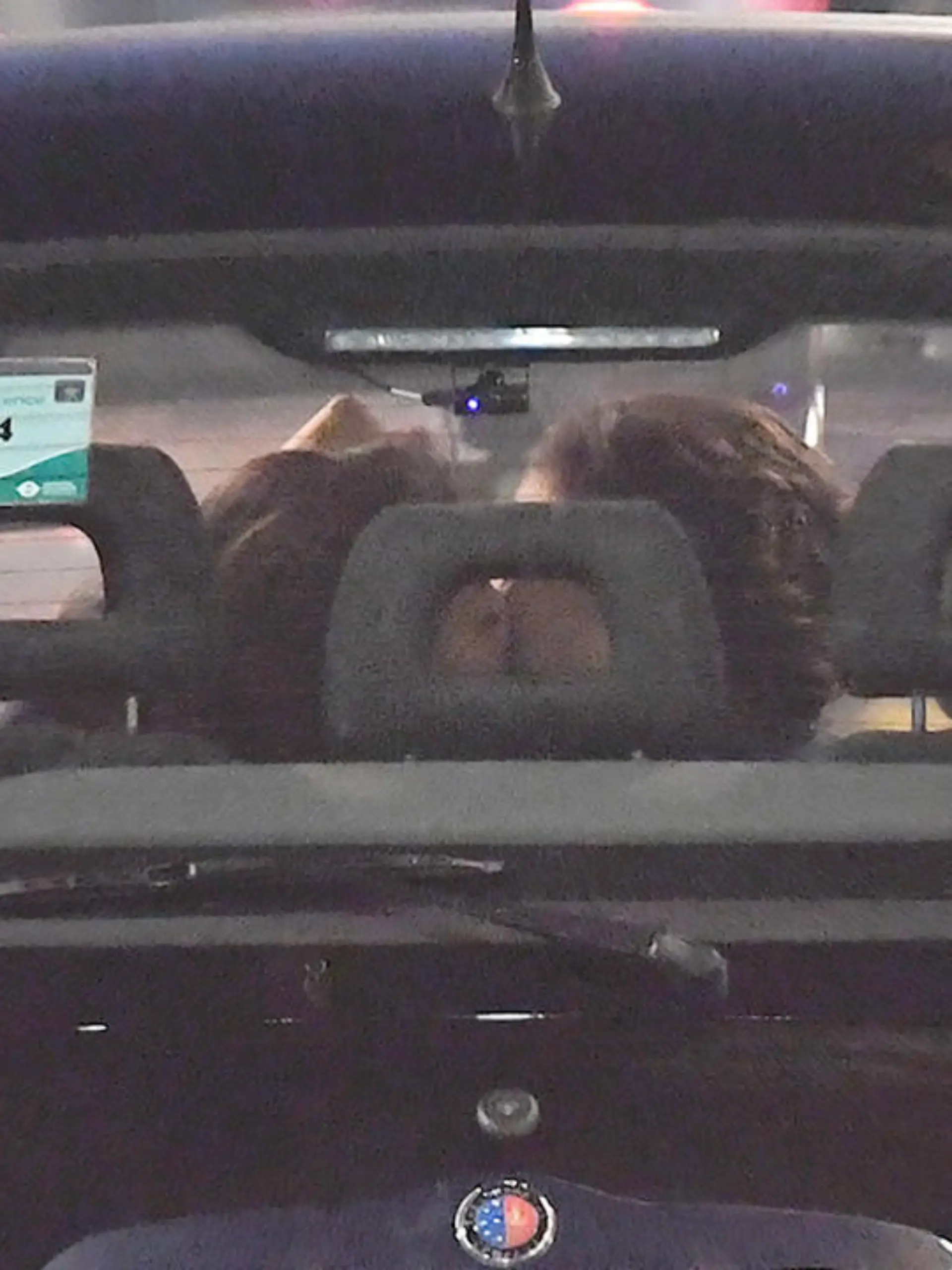 Vito Schnabel im Auto mit einer Unbekannten.