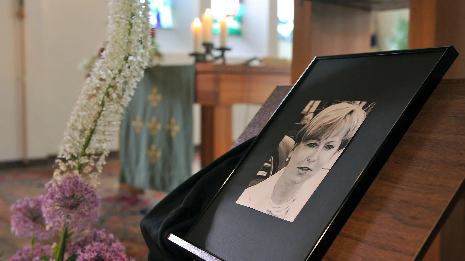 ARCHIV - In der Bonifatiuskirche in Heidenheim (Baden-Württemberg) ist am 09.06.2010 ein Porträt von Maria Bögerl mit einem Trauerflor geschmückt. Die Kirchengemeinde nimmt Abschied von Maria Bögerl, die am 12.05.2010 aus ihrem Haus entführt und deren Leiche am 03.06.2010 gefunden wurde. Foto: Stefan Puchner/dpa (zu lsw: ««Bild»: Neuer Zeuge im Mordfall Bögerl» vom 03.02.2015) +++(c) dpa - Bildfunk+++