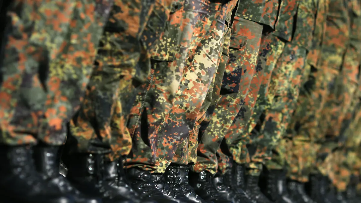 ARCHIV - ILLUSTRATION - Soldaten des Logistikbataillons 171 der Bundeswehr sind am 11.10.2010 zum feierlichen Appell zur Verabschiedung in den Auslandseinsatz nach Afghanistan in der Clausewitz-Kaserne in Burg (Jerichower Land) angetreten. Nach mehr als 50 Jahren Wehrpflicht werden am Montag (03.01.2011) letztmals junge Männer regulär zum Dienst an der Waffe eingezogen. Im Rahmen der Bundeswehrreform wird die Wehrpflicht zum 1. Juli ausgesetzt. Foto: Jens Wolf (zu dpa 4261 vom 02.01.2011)  +++(c) dpa - Bildfunk+++