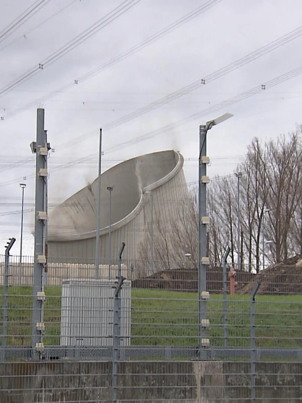 Es ist vollbracht – im südhessischen Biblis ist der erste von vier Kühltürmen des stillgelegten Atomkraftwerks gefallen. Seit 2017 wird das Kernkraftwerk zurückgebaut, nun wurde der erste Turm mithilfe von Baggern destabilisiert und zum Einsturz gebracht. Mehr dazu im Video.