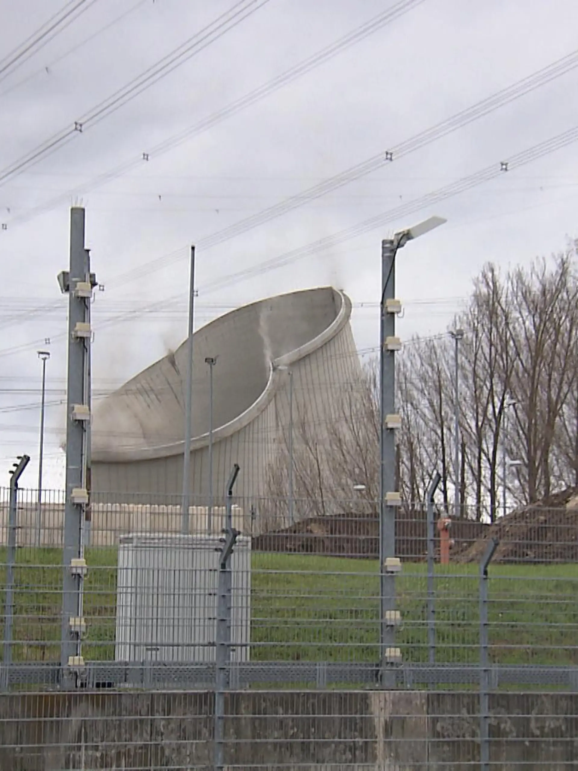 Es ist vollbracht – im südhessischen Biblis ist der erste von vier Kühltürmen des stillgelegten Atomkraftwerks gefallen. Seit 2017 wird das Kernkraftwerk zurückgebaut, nun wurde der erste Turm mithilfe von Baggern destabilisiert und zum Einsturz gebracht. Mehr dazu im Video.