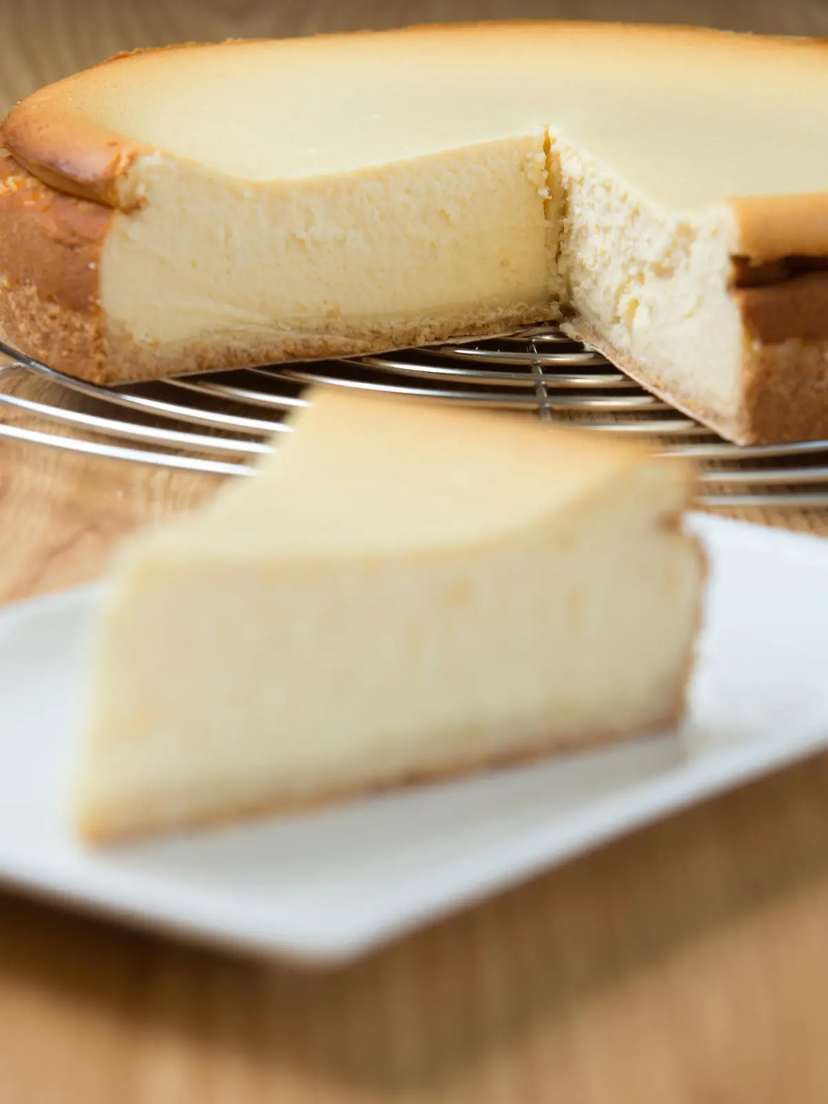 Frischer Käsekuchen auf einem Kuchengitter