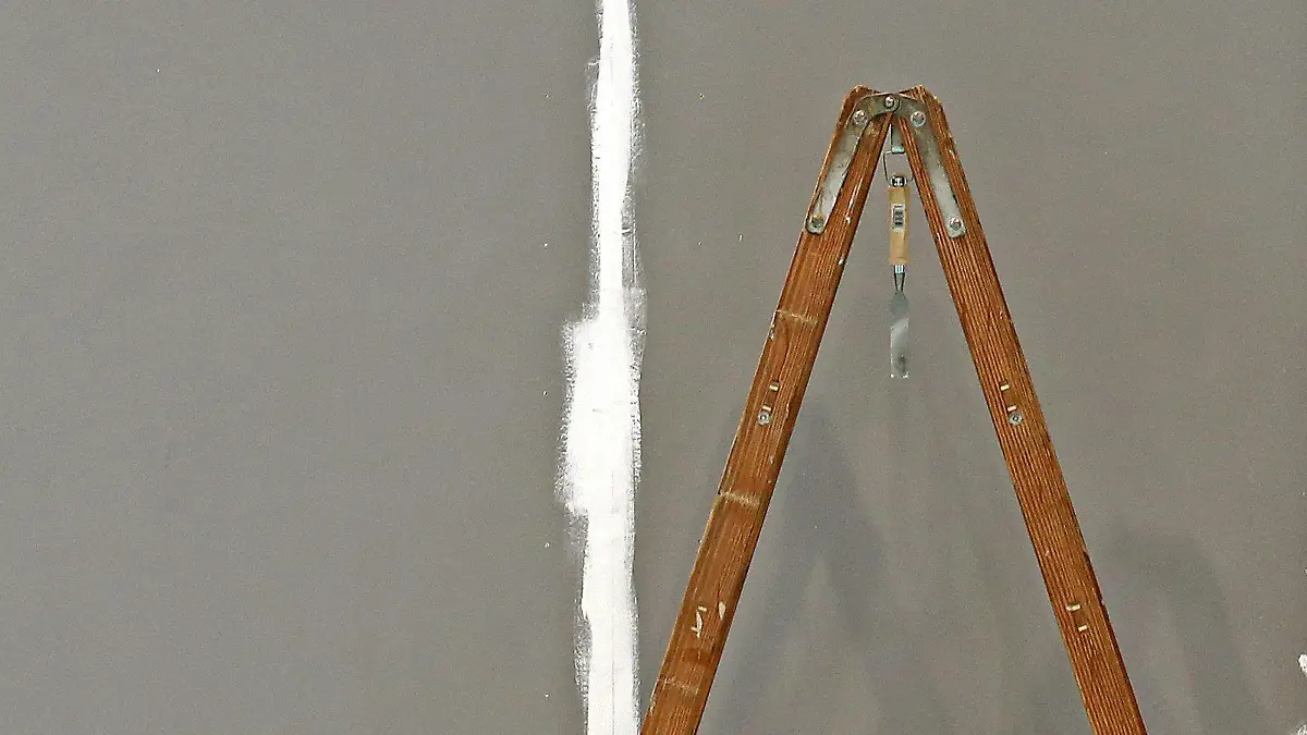ARCHIV - Ein älterer Mann mit grauen Haaren streicht am 18.02.2014 auf der Leipziger Messe in Leipzig (Sachsen) eine Wand. Das Statistisches Bundesamt teilt am 12.07.2017 Zahlen zur Erwerbstätigkeit von älteren Menschen (65 bis 74 Jahre) für das Jahr 2016 mit. (Zu dpa "Immer mehr ältere Menschen im Job: Bundesamt mit Zahlen für 2016") Foto: Jan Woitas/dpa-Zentralbild/dpa +++(c) dpa - Bildfunk+++