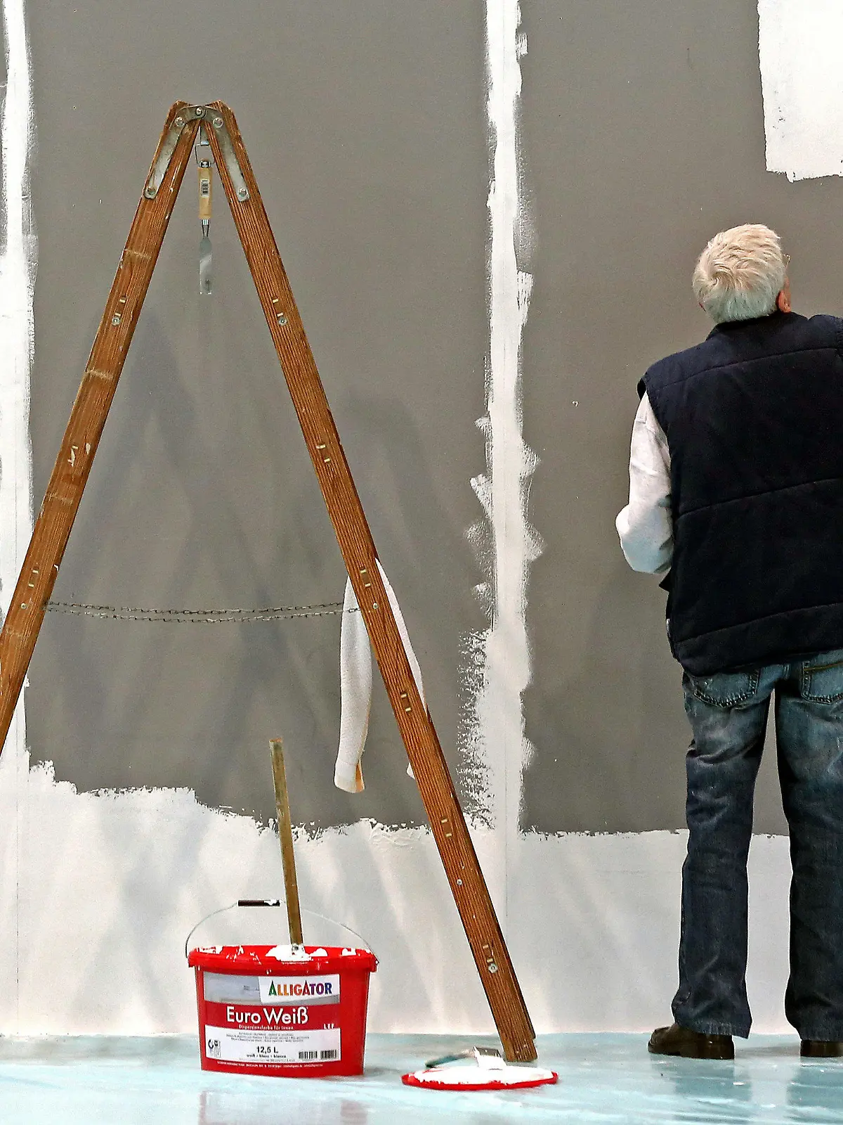 ARCHIV - Ein älterer Mann mit grauen Haaren streicht am 18.02.2014 auf der Leipziger Messe in Leipzig (Sachsen) eine Wand. Das Statistisches Bundesamt teilt am 12.07.2017 Zahlen zur Erwerbstätigkeit von älteren Menschen (65 bis 74 Jahre) für das Jahr 2016 mit. (Zu dpa "Immer mehr ältere Menschen im Job: Bundesamt mit Zahlen für 2016") Foto: Jan Woitas/dpa-Zentralbild/dpa +++(c) dpa - Bildfunk+++