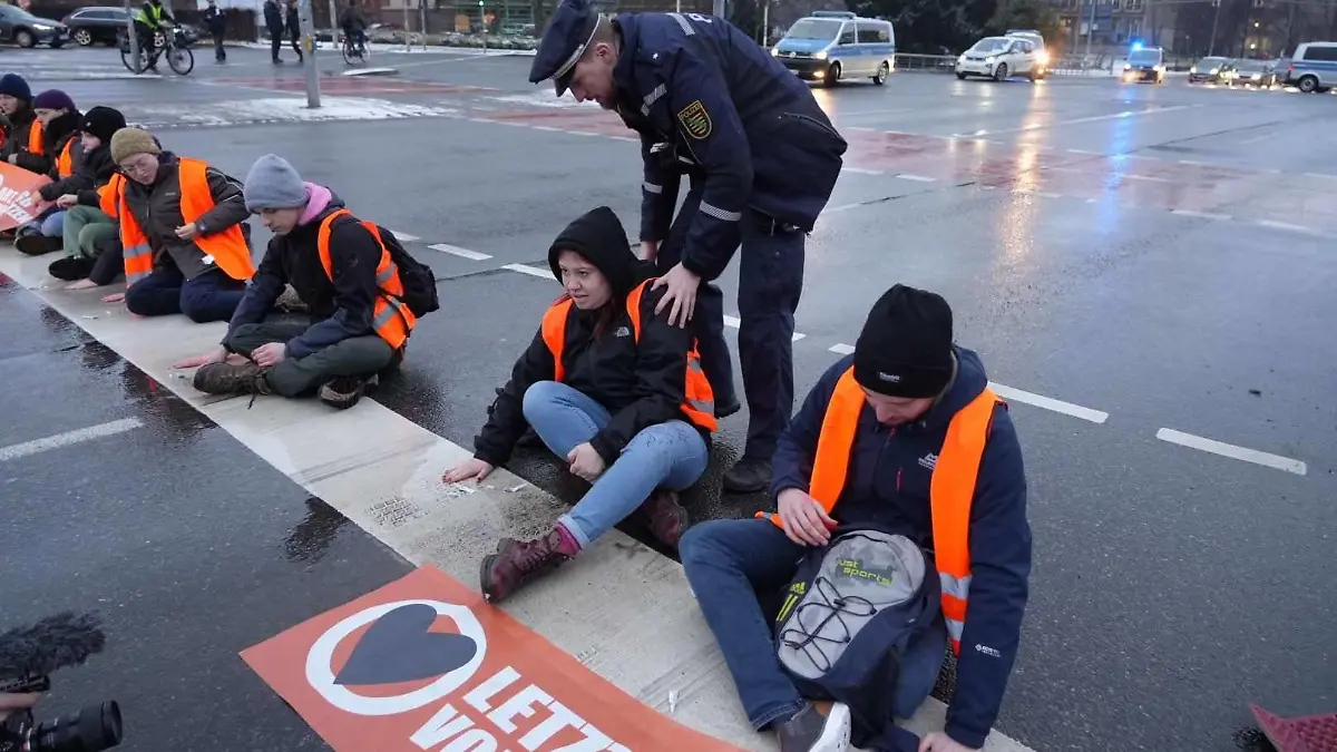 RECORD DATE NOT STATED Datum: 24.01.2023 / Ort: Dresden Klima-Aktivisten der Letzten Generation bei einer Blockadeaktion am 20. Januar. Die Aktivisten klebten sich auf dem Zelleschen Weg in der Dresdner Suedvorstadt mit Sekundenkleber auf die Strasse.Die Polizei musste die Klima-Kleber mit Olivenoel loesen. Dresden - Letzte Generation / Klima-Kleber *** Date 24 01 2023 Place Dresden Climate activists of the Last Generation at a blockade action on 20 January The activists stuck themselves on the Zelleschen Weg in the Dresden Suedvorstadt with superglue on the street The police had to loosen the climate glue with olive oil Dresden Last Generation Climate Glue xBenedict Bartschx