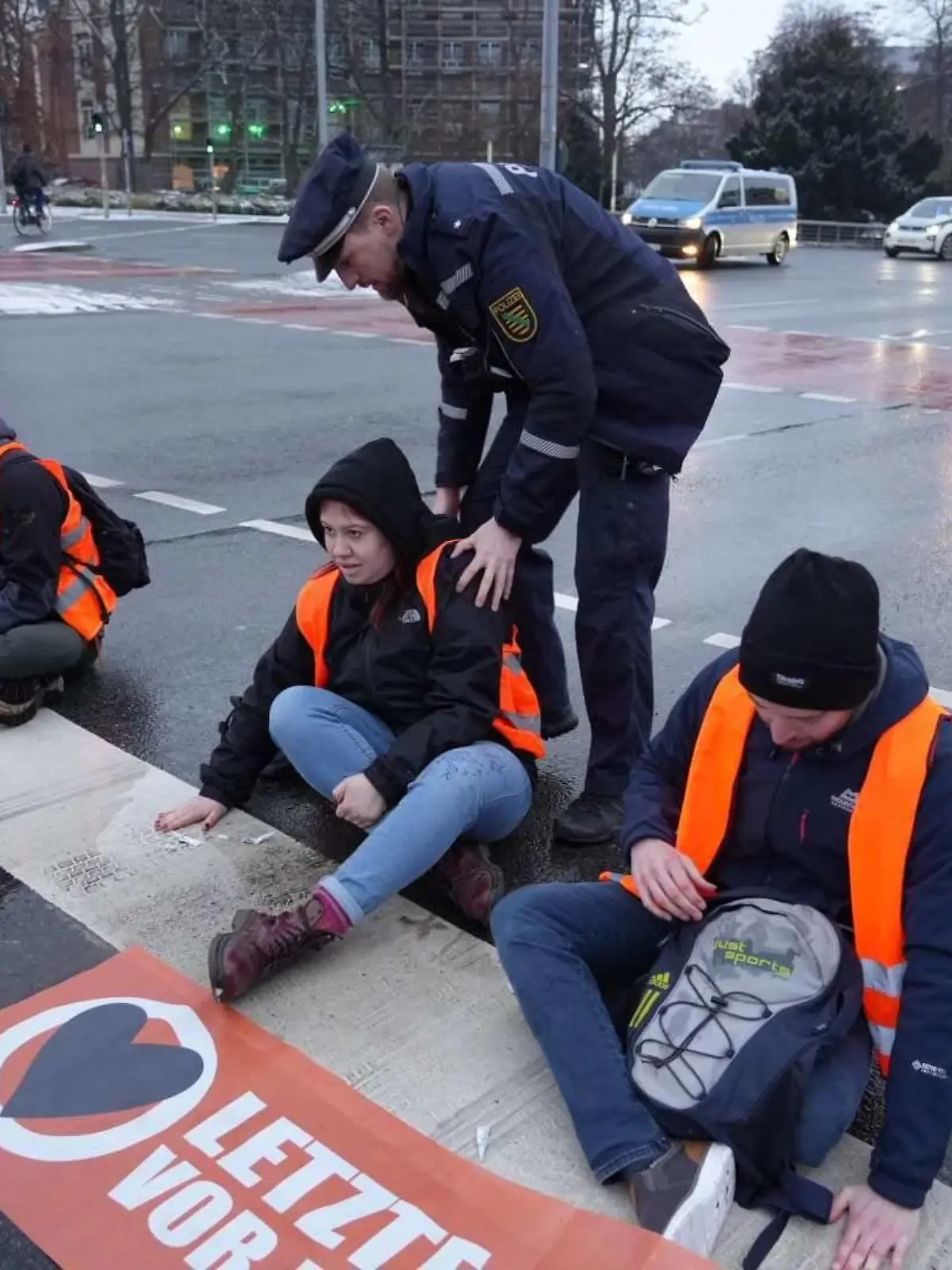 RECORD DATE NOT STATED Datum: 24.01.2023 / Ort: Dresden Klima-Aktivisten der Letzten Generation bei einer Blockadeaktion am 20. Januar. Die Aktivisten klebten sich auf dem Zelleschen Weg in der Dresdner Suedvorstadt mit Sekundenkleber auf die Strasse.Die Polizei musste die Klima-Kleber mit Olivenoel loesen. Dresden - Letzte Generation / Klima-Kleber *** Date 24 01 2023 Place Dresden Climate activists of the Last Generation at a blockade action on 20 January The activists stuck themselves on the Zelleschen Weg in the Dresden Suedvorstadt with superglue on the street The police had to loosen the climate glue with olive oil Dresden Last Generation Climate Glue xBenedict Bartschx