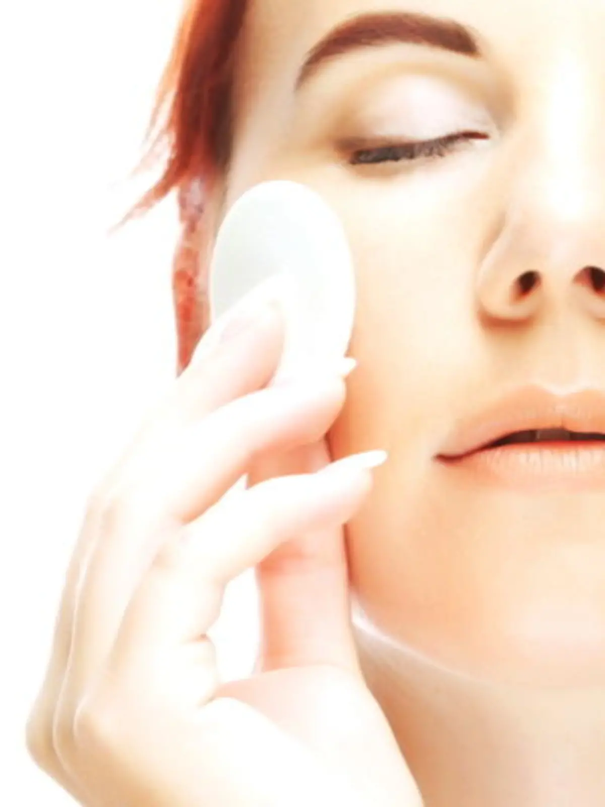 Bild zu: "5 effektive Tipps gegen fettige Haut und große Poren"