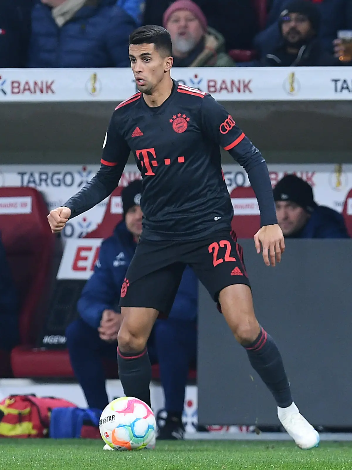Fußball DFB-Pokal Achtelfinale 1. FSV Mainz 05 - FC Bayern München am 01.02.2023 in der Mewa Arena in Mainz
Joao Cancelo ( München )
DFB regulations prohibit any use of photographs as image sequences and/or quasi-video.
Foto: Revierfoto / action press