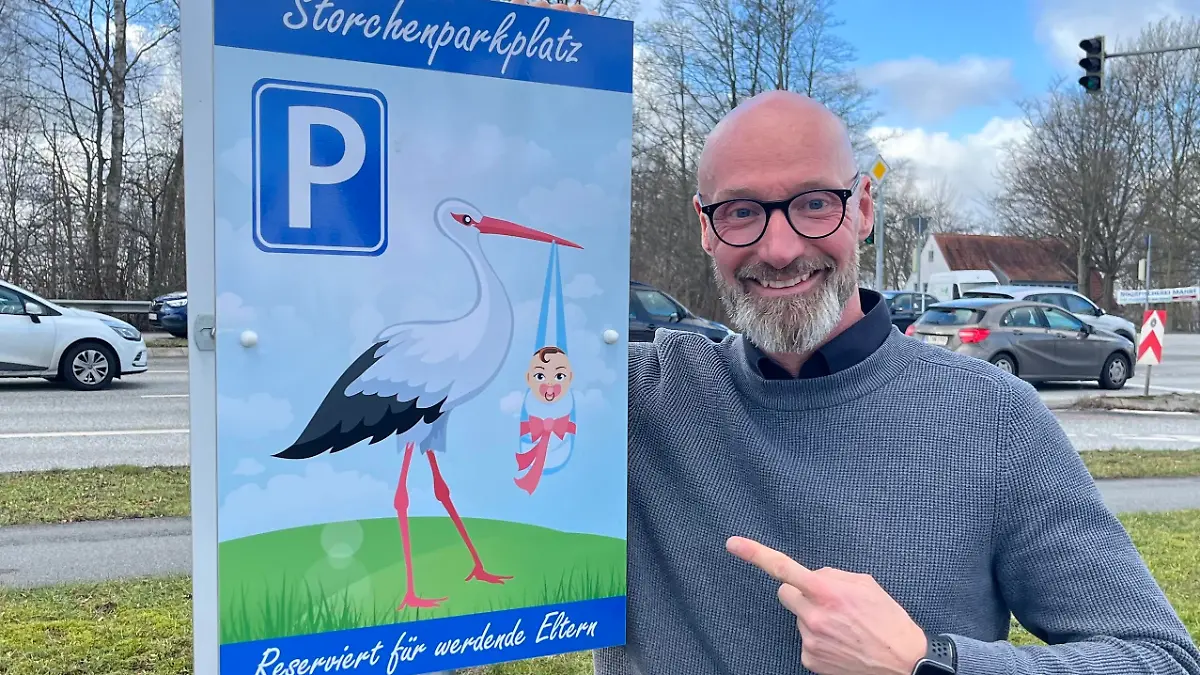Marktleiter Stefan Lehrke mit dem von ihm aufgestellten Schild "Storchenparkplatz". (Quelle: privat)