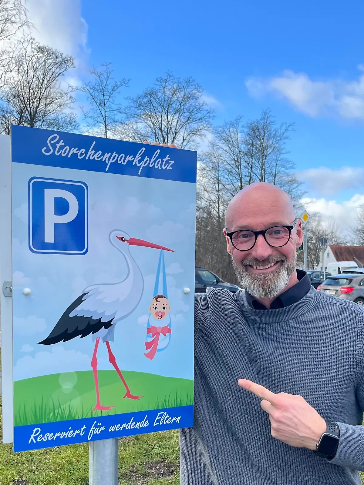 Marktleiter Stefan Lehrke mit dem von ihm aufgestellten Schild "Storchenparkplatz". (Quelle: privat)