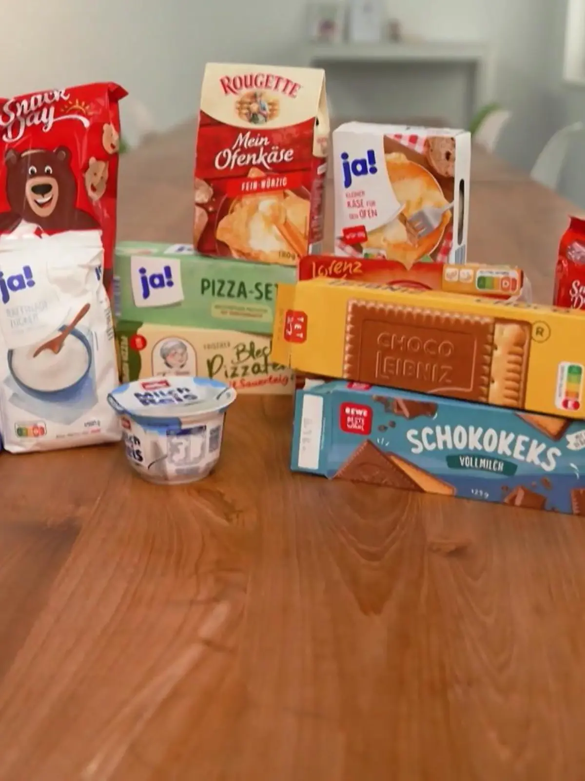 Markenprodukt oder Eigenmarke – diese Entscheidung kostet im Supermarkt sehr viel Geld. Doch oftmals verbirgen sich hinter den schön verpackten Marken-Lebensmitteln die gleichen Hersteller, wie hinter der günstigen Eigenmarke. In unserem Test schauen und wir uns einige Produkte ganz genau an und klären: Wo lohnt sich das teure Markenprodukt, wo reicht die Eigenmarke?