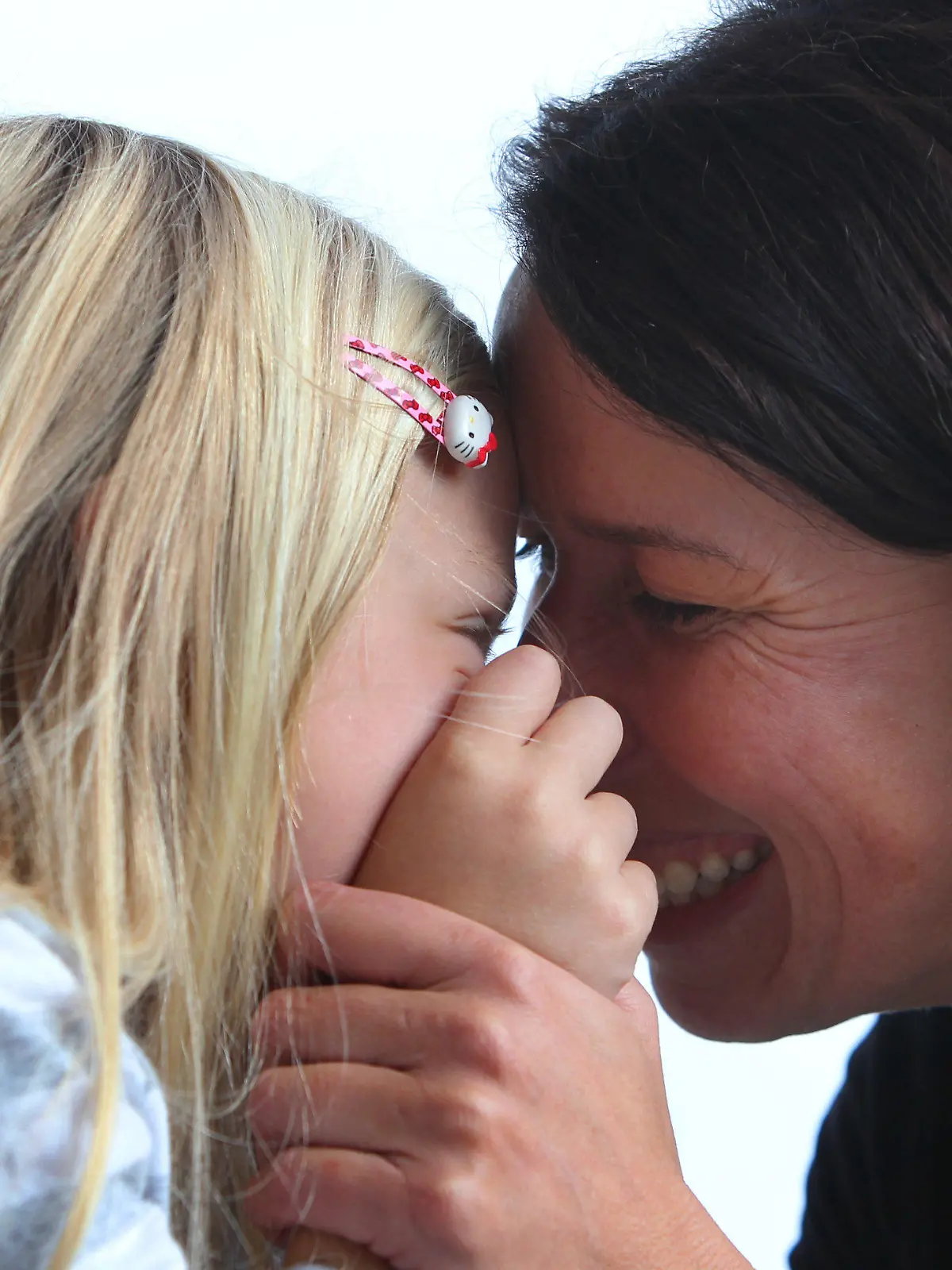 ARCHIV - ILLUSTRATION - Eine Mutter scherzt mit ihrer kleinen Tochter (Foto vom 05.11.2012). Die Geburtenrate in Deutschland liegt unterhalb des EU-Durchschnitts. (zu dpa 1,5 Kinder je Frau - Deutschland weiter unter EU-Durchschnitt vom 15.05.2017) Foto: Karl-Josef Hildenbrand/dpa +++(c) dpa - Bildfunk+++