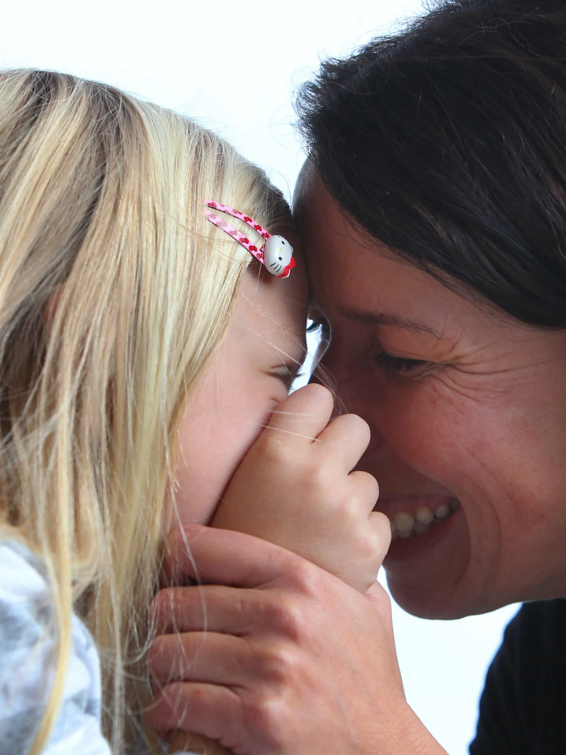 ARCHIV - ILLUSTRATION - Eine Mutter scherzt mit ihrer kleinen Tochter (Foto vom 05.11.2012). Die Geburtenrate in Deutschland liegt unterhalb des EU-Durchschnitts. (zu dpa 1,5 Kinder je Frau - Deutschland weiter unter EU-Durchschnitt vom 15.05.2017) Foto: Karl-Josef Hildenbrand/dpa +++(c) dpa - Bildfunk+++