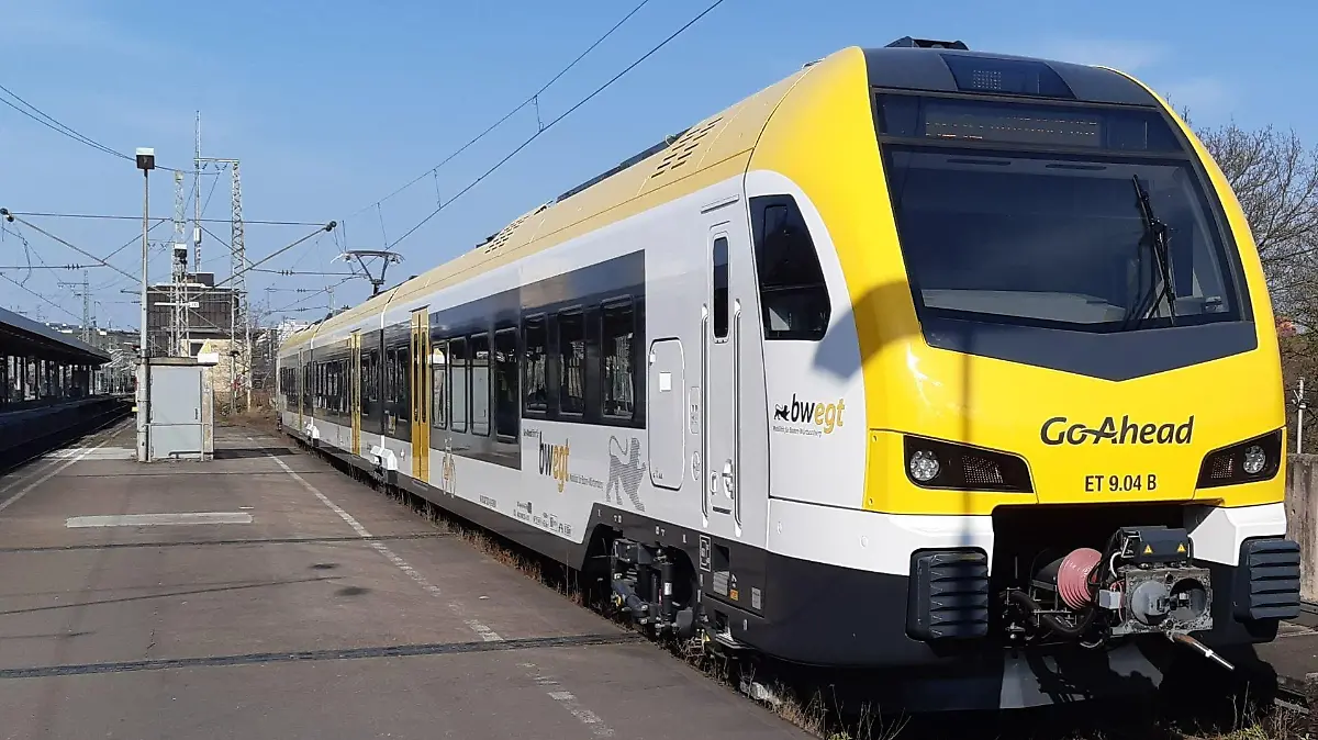 Ein Zug des Betreibers Go Ahead steht in einem Bahnhof