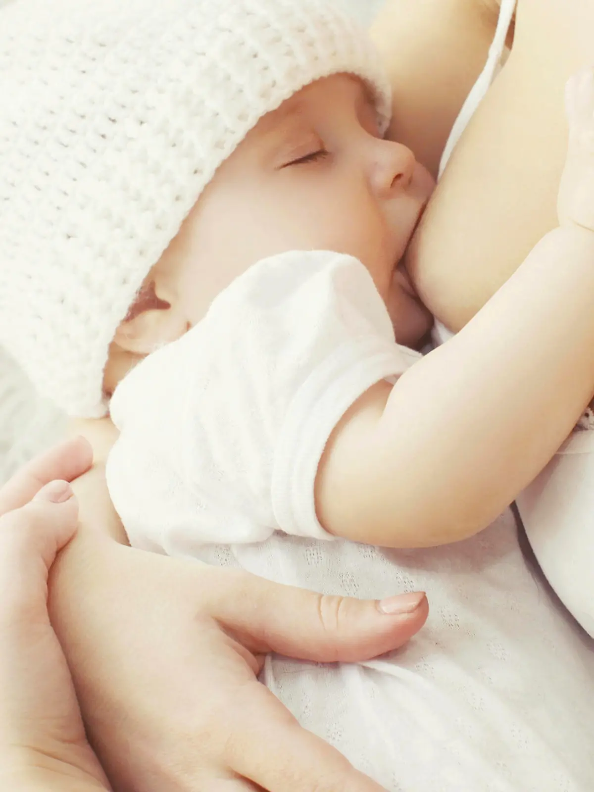 Sein Baby von der Muttermilch zu entwöhnen ist gar nicht so einfach. Wir verraten Ihnen 4 Tipps, mit denen sie den Prozess vereinfachen und auch beschleunigen können.