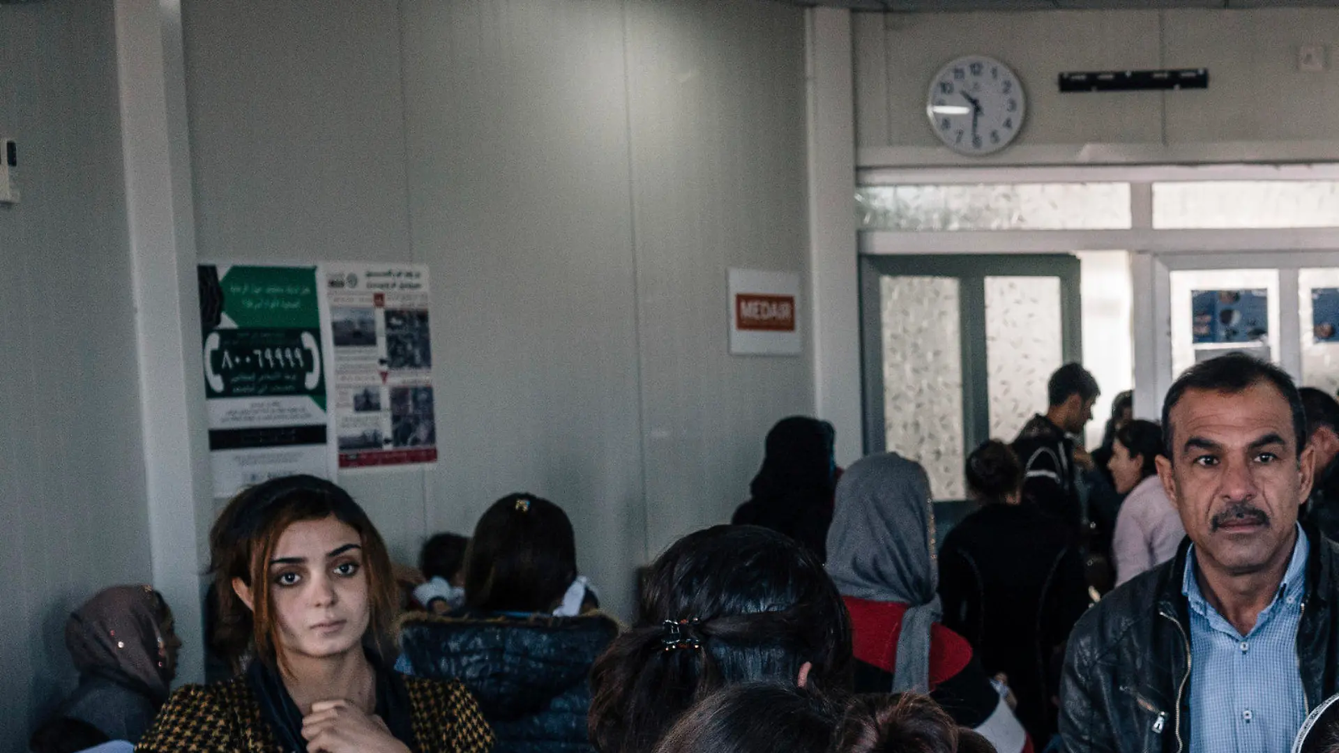 Jesiden warten am 12.01.2017 in einer Klinik im Flüchtlingslager Sharya in Duhok, Irak, auf Hilfe. Ein neues psychologisches Trauma-Institut wird an der Universität von Dohuk eingerichtet. Es ist das erste seiner Art in der Region. Lokale Helfer und Mediziner sollen in dem Institur ausgebildet werden, um den Opfern des Islamischen Staates, unter ihnen sehr viele jesidische Frauen und Kinder, zu helfen. Foto: Alice Martins/AP/dpa +++(c) dpa - Bildfunk+++