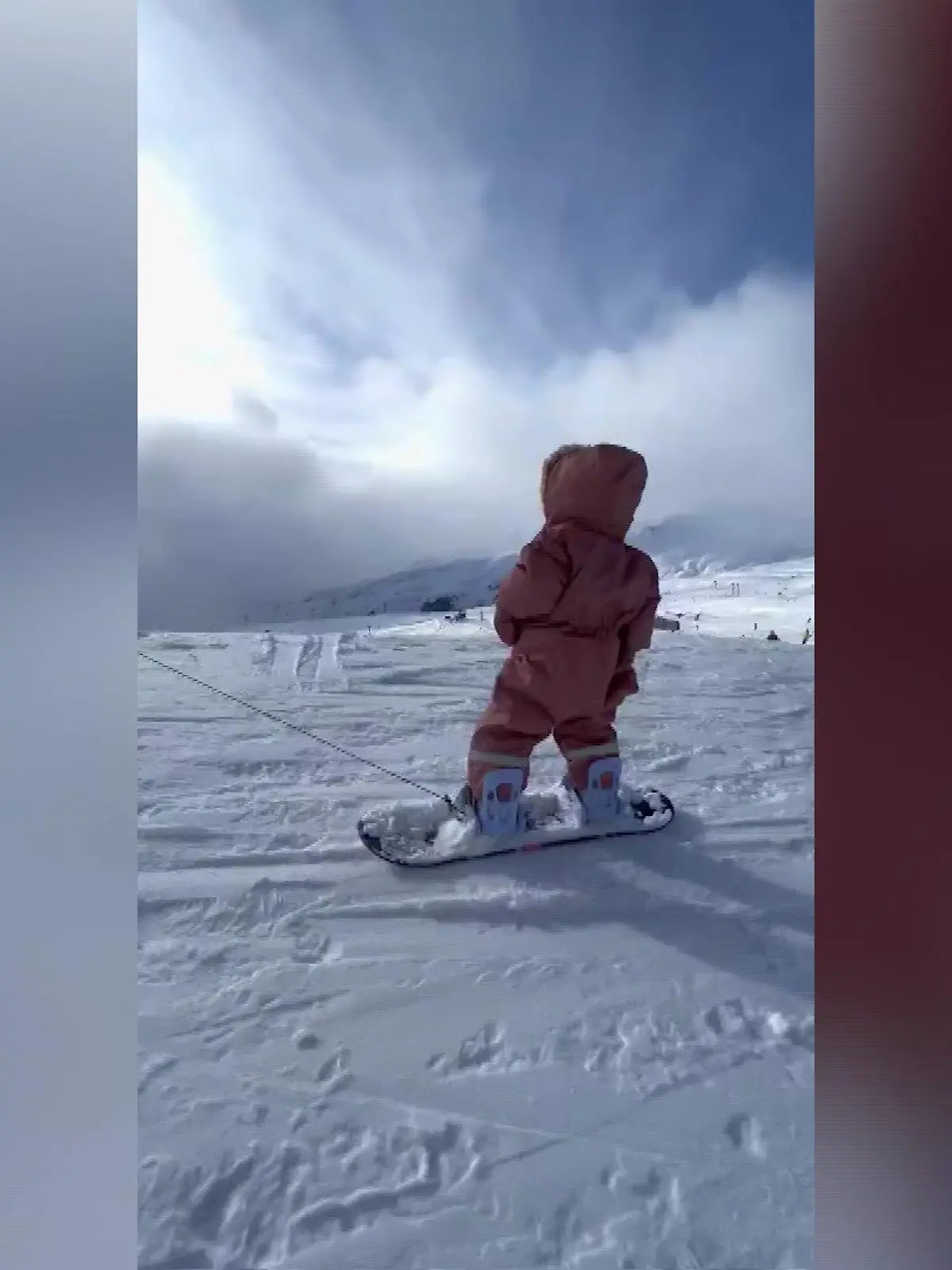 Die kleine Zoey aus Domat/Ems in der Schweiz ist noch keine zwei Jahre alt - auf dem Snowboard steht sie aber schon wie eine ganz Große. Die Videos, die ihre Eltern von ihr auf TikTok posten, wurden millionenfach geklickt. Zoey ersten und auch besten Moves auf der Piste, sehen Sie im Video.