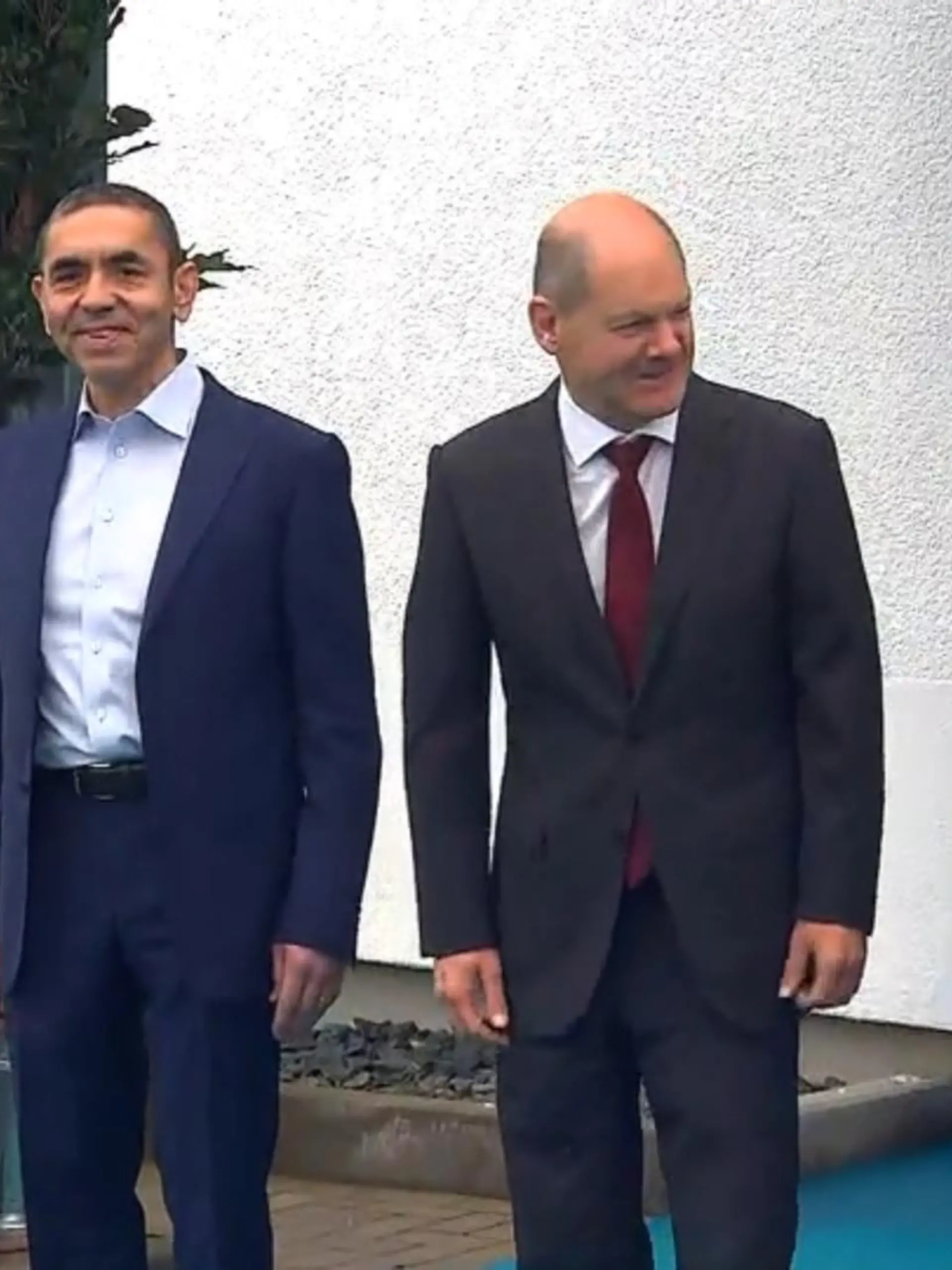 Hier treffen drei aufeinander, auf die Deutschland seine ganze Hoffnung setzte und noch immer setzt: Uğur Şahin und Özlem Türeci, Gründer und Chef vom Corona-Impfstoff Vorreiter Biontech und Olaf Scholz, Chef der Bundesregierung. Was der Kanzler an dem Platz, an dem im Herbst 2020 die Großproduktion des Vakzins entstand, loswerden wollte und wie ihm die Bio-Chemie-Nachhilfe gefallen hat – im Video!