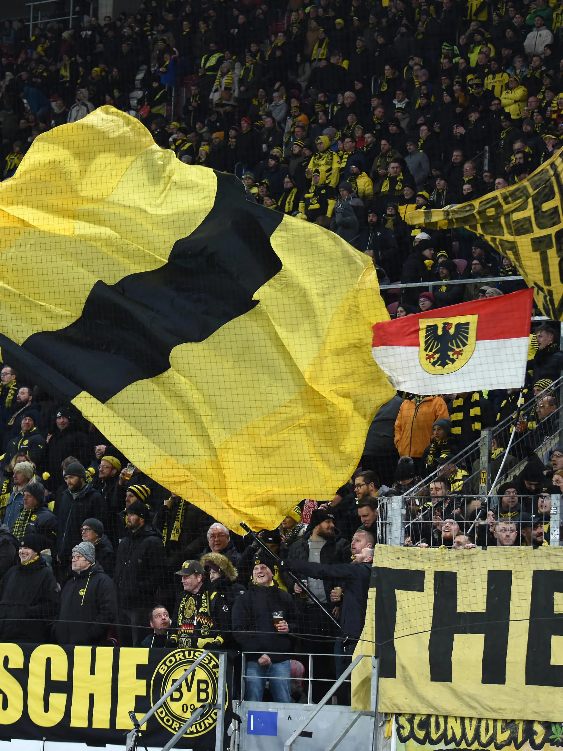 Fans von Borussia Dortmund fotografiert beim Fußball Bundesliga Spiel Mainz 05 gegen Borussia Dortmund am 25.1.23. in Mainz. DFL/DFB REGULATIONS PROHIBIT ANY USE OF PHOTOGRAPHS as IMAGE SEQUENCES and/or QUASI-VIDEO *** Fans of Borussia Dortmund photographed at the Bundesliga soccer match Mainz 05 against Borussia Dortmund on 25 1 23 in Mainz DFL DFB REGULATIONS PROHIBIT ANY USE OF PHOTOGRAPHS as IMAGE SEQUENCES and or QUASI VIDEO