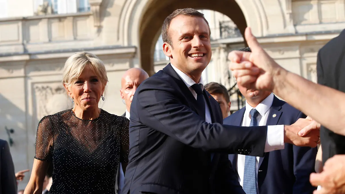 Der französische Präsident Emmanuel Macron (M) und seine Frau Brigitte Macron (l) kommen am 21.06.2017 in Paris, Frankreich, zu einem gemeinsamen Dinner mit dem kolumbianischen Präsidenten Santos und dessen Frau Rodriguez im Elysee-Palast. Kolumbiens Präsident Santos ist zu einem dreitägigen Besuch in Paris. Foto: Christophe Petit Tesson/EPA POOL/AP/dpa +++(c) dpa - Bildfunk+++