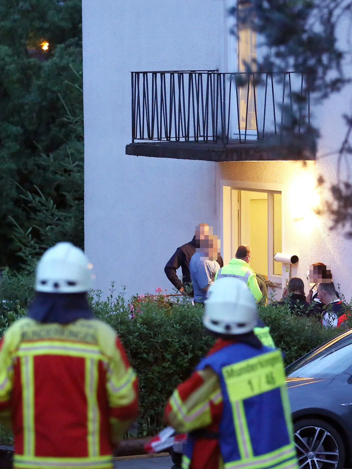 ARCHIV - Einsatzkräfte von Polizei, Feuerwehr und Rettungsdienst stehen am 13.07.2016 vor einem Haus in Munderkingen (Baden-Württemberg). Nach Polizeiangaben soll ein 42-Jähriger in Munderkingen sein eigenes Kind getötet haben. (zu dpa: «Mordprozess: Vater soll Kind mit Kohlenmonoxid getötet haben» vom 21.06.2017) Foto: Thomas Warnack/dpa +++(c) dpa - Bildfunk+++