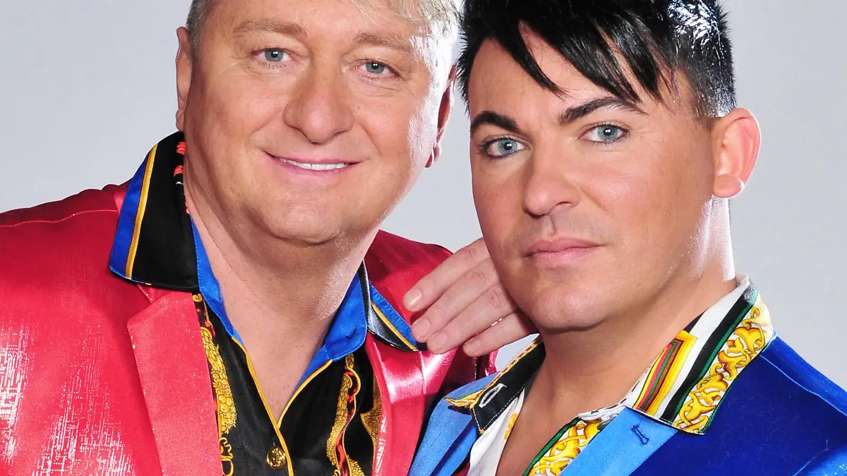 Das schwule, bunte und schrille _Hot der Schrott_ TV-Paar aus Bayern Hubert Fella (49, l.) und Matthias Mangiapane (34).