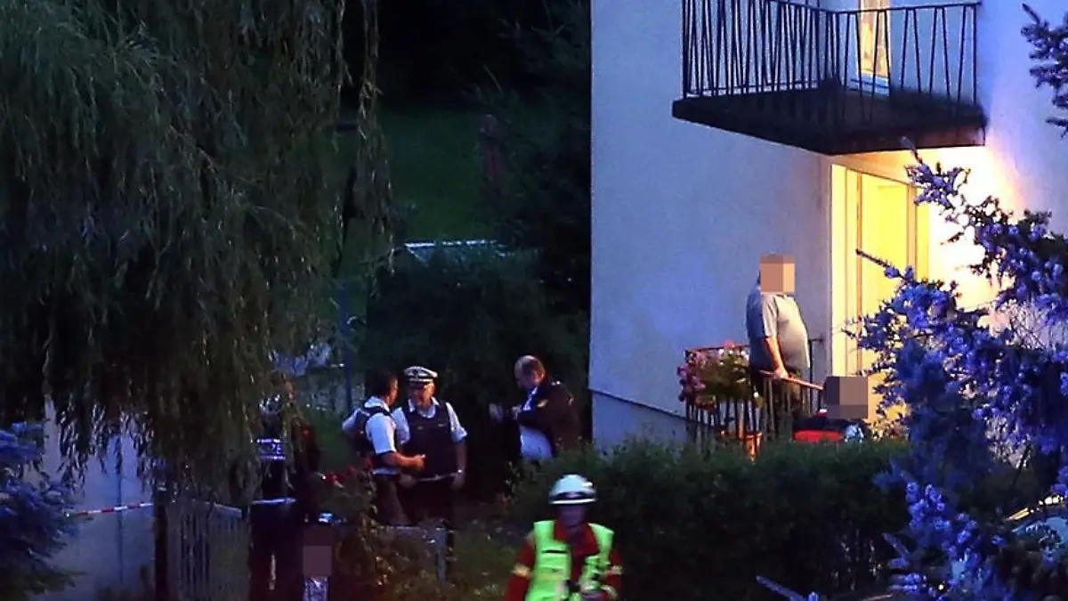 ARCHIV - Einsatzkräfte von Polizei, Feuerwehr und Rettungsdienst stehen am 13.07.2016 vor einem Haus in Munderkingen (Baden-Württemberg). Nach Polizeiangaben soll ein 42-Jähriger in Munderkingen sein eigenes Kind getötet haben. (zu dpa: «Mordprozess: Vater soll Kind mit Kohlenmonoxid getötet haben» vom 21.06.2017) Foto: Thomas Warnack/dpa +++(c) dpa - Bildfunk+++