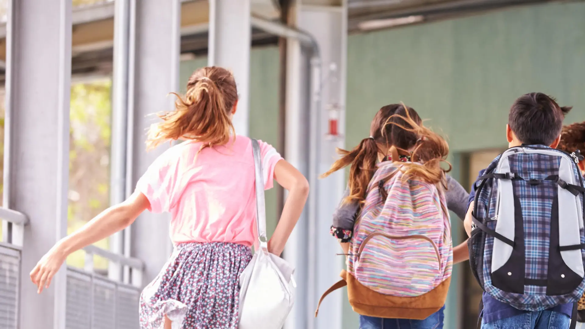 Schüler laufen aus der Schule
