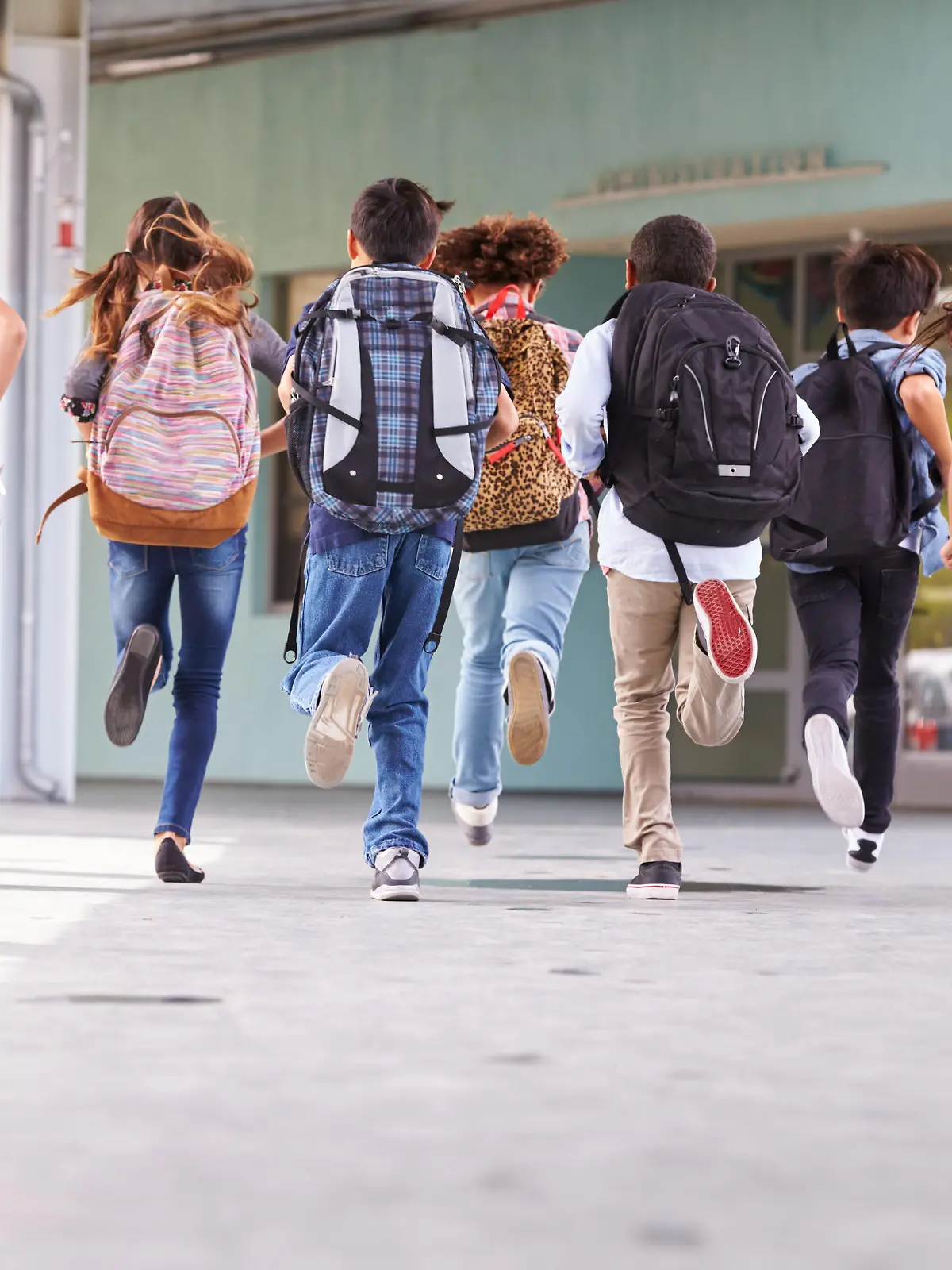 Schüler laufen aus der Schule