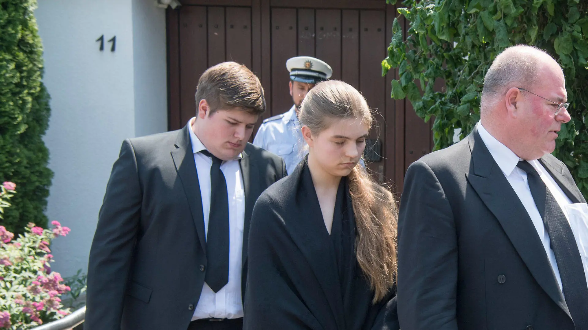 Nachdem ihn die Beamten auf ein bestehendes Hausverbot hingewiesen hatten, verlässt Walter Kohl (2.v.r), Sohn des verstorbenen Altkanzlers Helmut Kohl, am 21.06.2017 den Bereich vor dem Wohnhaus Kohls in Oggersheim. Zuvor hatte Walter Kohl gemeinsam mit zwei Enkelkindern des Altkanzlers dreißig Minuten vor verschlossener Tür gewarter. Foto: Boris Roessler/dpa +++(c) dpa - Bildfunk+++