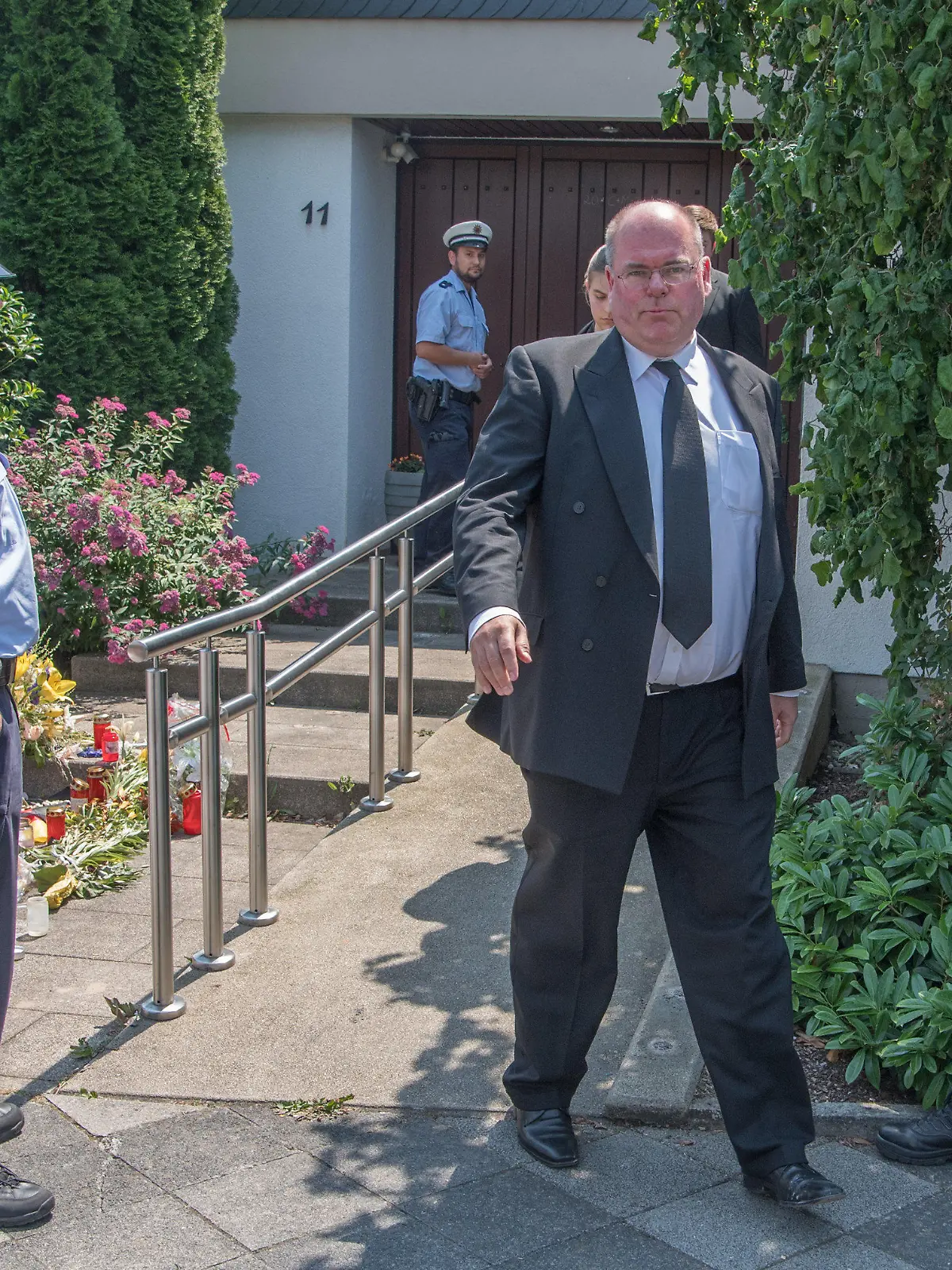 Nachdem ihn die Beamten auf ein bestehendes Hausverbot hingewiesen hatten verlässt Walter Kohl (M), Sohn des verstorbenen Altkanzlers Helmut Kohl, am 21.06.2017 den Bereich vor dem Wohnhaus Kohls in Oggersheim. Zuvor hatte Walter Kohl gemeinsam mit zwei Enkelkindern des Altkanzlers dreißig Minuten vor verschlossener Tür gewarter. Foto: Boris Roessler/dpa +++(c) dpa - Bildfunk+++