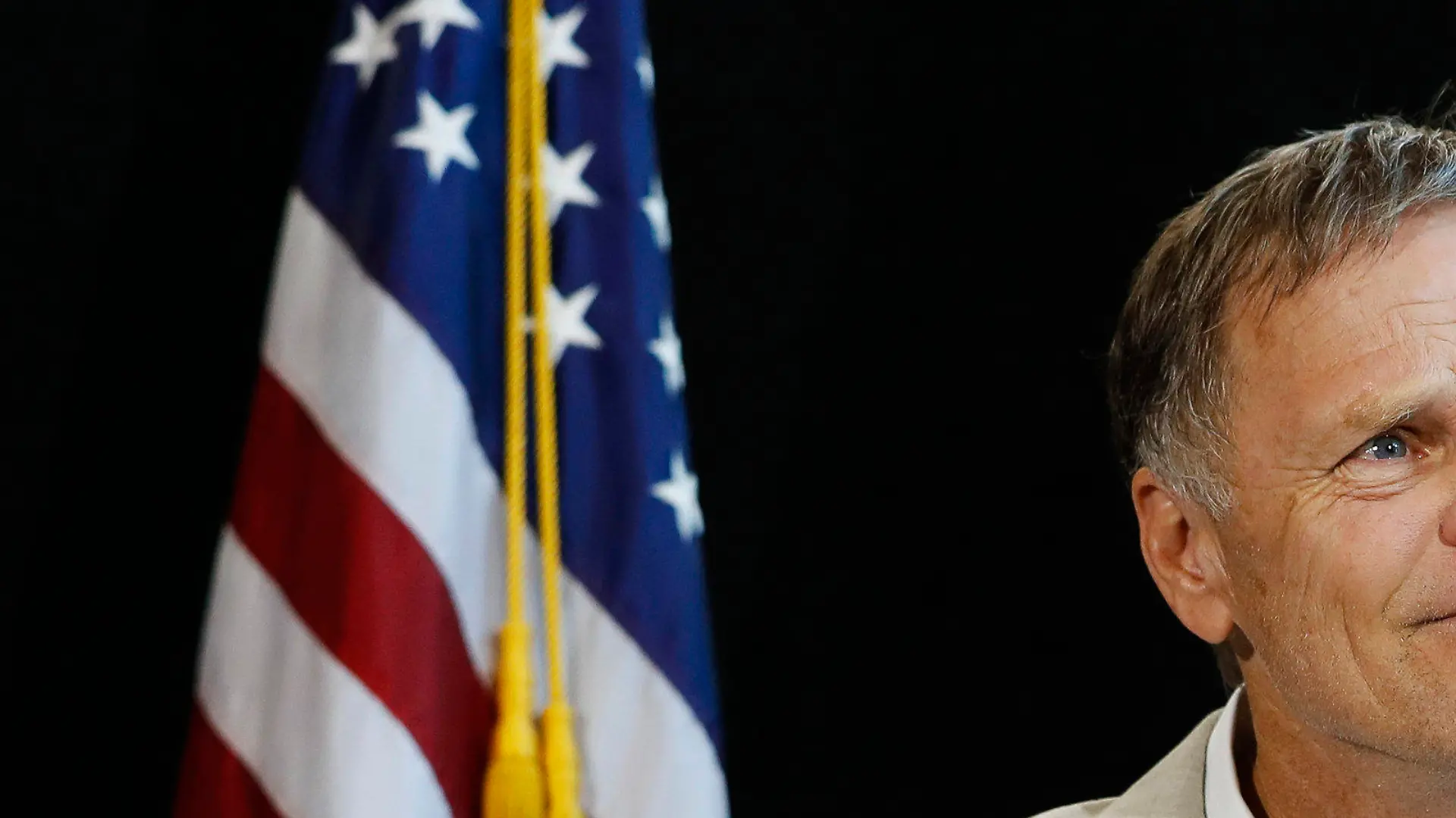 Fred Warmbier, der Vater des aus Nordkorea freigelassenen US-Studenten Otto Warmbier, spricht am 15.06.2017 in der Wyoming High School in Cincinnati (USA) bei einer Pressekonferenz. Warmbier war im Januar 2016 in Nordkorea festgenommen und im März zu 15 Jahren Straflager verurteilt worden. Davon verbrachte er 17 Monate in Nordkorea, ehe er am Dienstag (13.06.2017) im Koma liegend in die USA zurückgebracht wurde. (zu dpa "US-Student Warmbier erlitt in Nordkorea «neurologische Verletzung»" vom 15.06.2017) Foto: John Minchillo/AP/dpa +++(c) dpa - Bildfunk+++