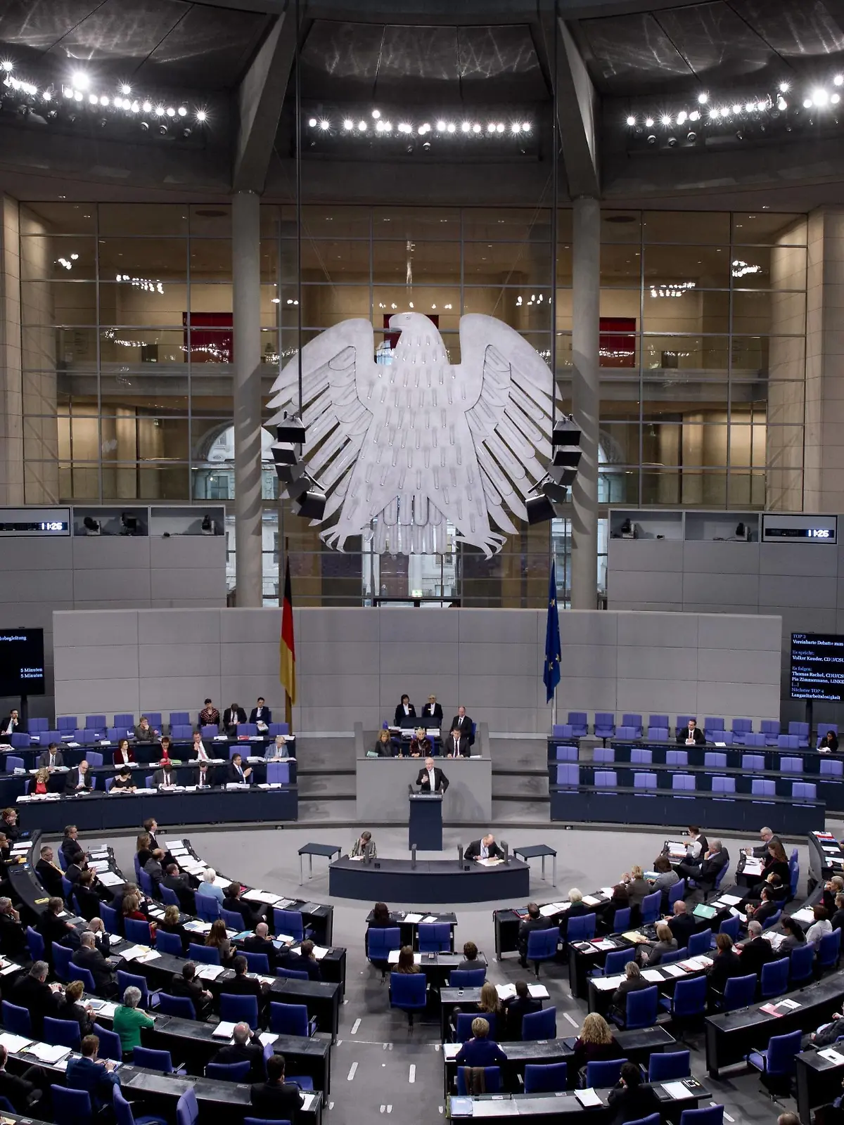  Sterbehilfe - Bundestag DEU, Deutschland, Germany, Berlin, 13.11.2014 Uebersicht waehrend der Rede von Volker Kauder waehrend der Debatte zum Thema Sterbebegleitung, Sterbehilfe und Beihilfe zum Sterben im Plenarsaal Deutscher Bundestag in Berlin. Overview during the speach of Volker Kauder of the Debate about the topic for or against an active right of medically assisted suicide and ending life support for dying people inside the German parliament Deutscher Bundestag