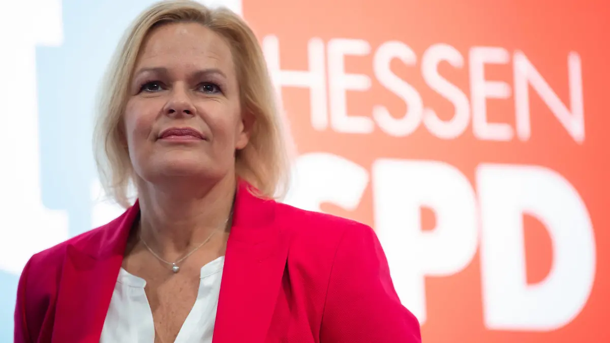 ARCHIV - 02.11.2019, Hessen, Baunatal: Nancy Faeser, damals Generalsekretärin der hessischen SPD, steht beim Landesparteitag der SPD Hessen auf der Bühne. Nancy Faeser steht als Spitzenkandidatin der SPD für die hessische Landtagswahl am 8. Oktober bereit. Innenministerin will sie bleiben, wie die Vorsitzende der hessischen SPD in einem am Donnerstag veröffentlichten Interview dem «Spiegel» sagte. Foto: Swen Pförtner/dpa +++ dpa-Bildfunk +++