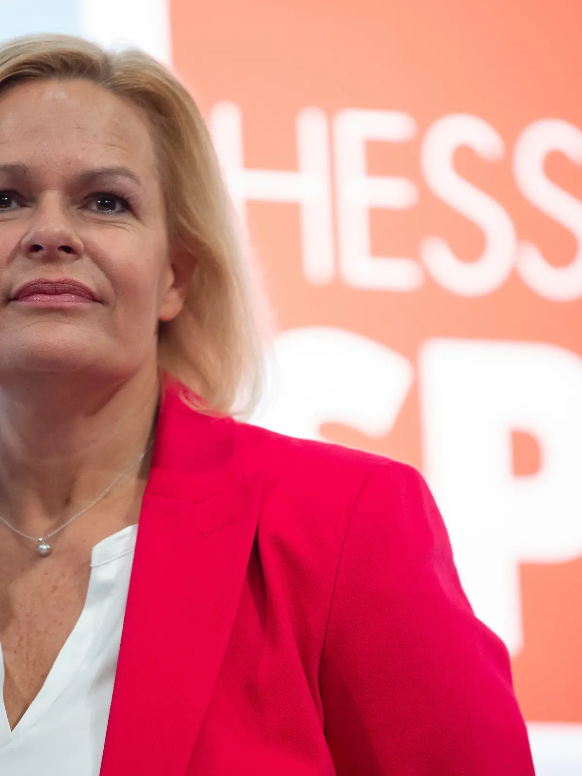 ARCHIV - 02.11.2019, Hessen, Baunatal: Nancy Faeser, damals Generalsekretärin der hessischen SPD, steht beim Landesparteitag der SPD Hessen auf der Bühne. Nancy Faeser steht als Spitzenkandidatin der SPD für die hessische Landtagswahl am 8. Oktober bereit. Innenministerin will sie bleiben, wie die Vorsitzende der hessischen SPD in einem am Donnerstag veröffentlichten Interview dem «Spiegel» sagte. Foto: Swen Pförtner/dpa +++ dpa-Bildfunk +++
