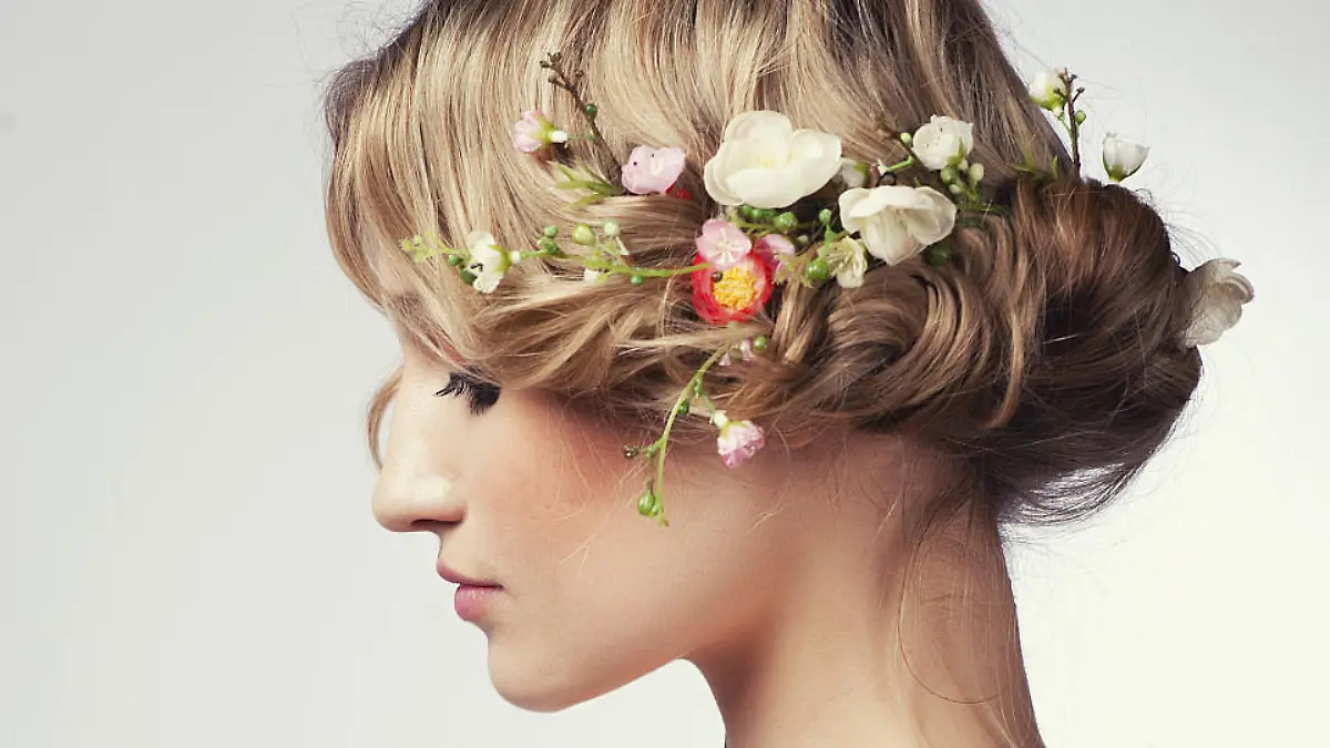 Einfache, verspielte Sommerfrisur - so geht's Hairstyling-Tipp für heiße Tage