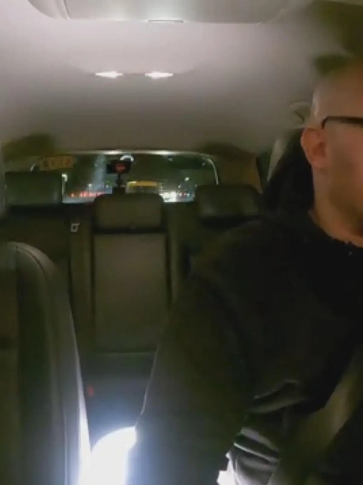 Es ist sein absoluter Traumberuf: Taxifahrer. Jede Nacht kutschiert Henrik Moss Menschen durch die Hamburger City. Kneipen-Besitzerinnen, sexy Bedienungen, Touris, die auf der Reeperbahn feiern gehen wollen – es ist alles dabei. Moss, der von seinen Lieblingskunden nur liebevoll Taxifahrer „Henni“ genannt wird, kennt nicht nur die schnellste Route zu jedermanns Heim, sondern weiß auch, welcher Dönerladen noch morgens um vier Uhr geöffnet hat.