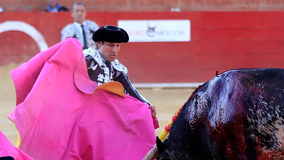epaselect epa05417590 Spanish bullfighter Victor Barrio (bottom), 29, is gored during a bullfight held on the occasion of Feria del Angel in Teruel, Aragon (Spain), 09 July 2016. Barrio died due to the injures after being seriously gored by his third bull. EPA/ANTONIO GARCIA +++(c) dpa - Bildfunk+++
