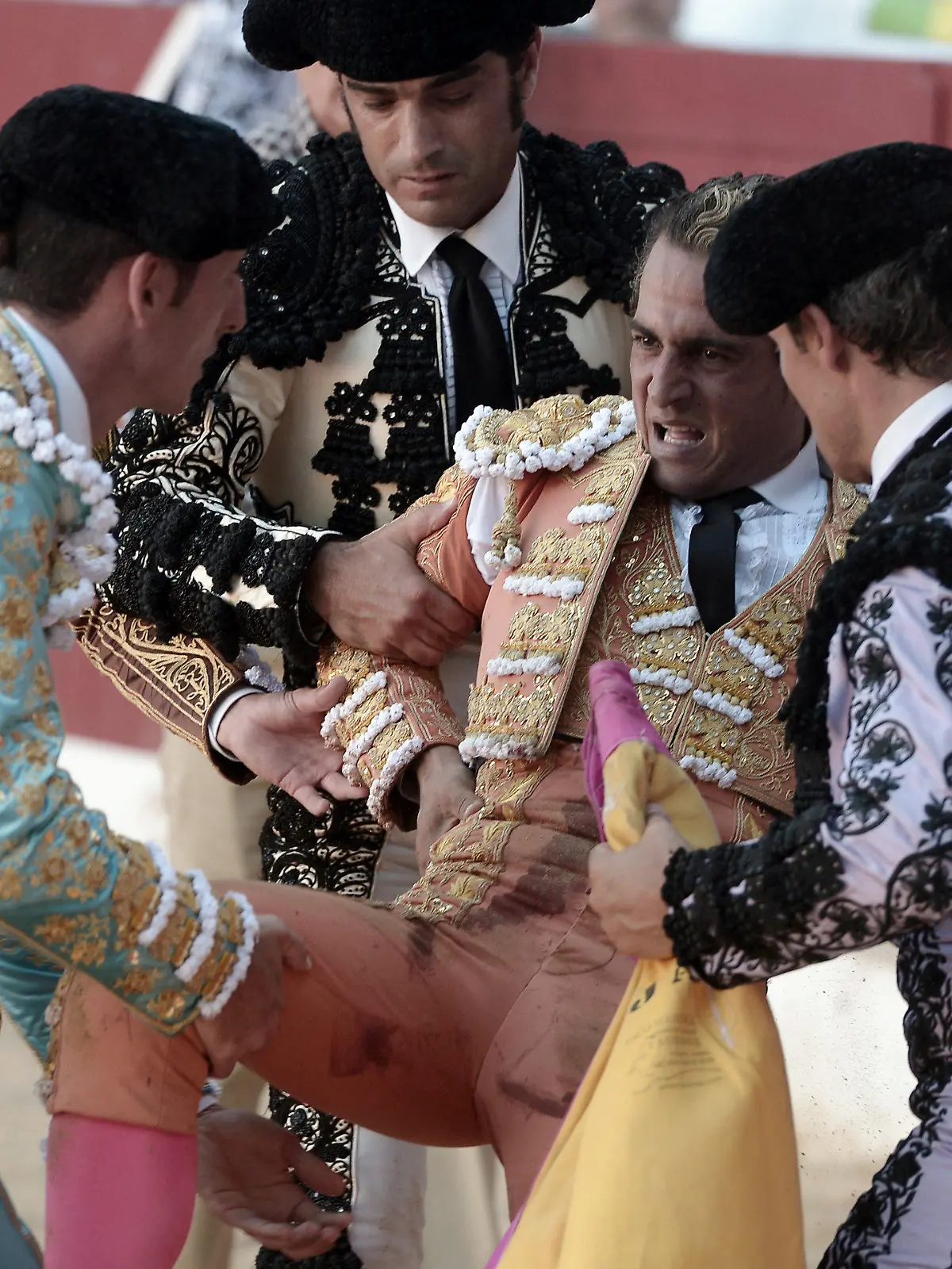 Der spanische Stierkämpfer Ivan Fandino wird am 17.06.2017 in der Arena Corrida des Fetes in Aire sur Adour (Frankreich) getragen, nachdem er von einem Bullen verletzt wurde. Der 36-jährige Matador ist an den Folgen seiner Verletzung gestorben. (zu dpa «Tod in der Stierkampfarena: Bulle spießt Torero auf» vom 18.06.2017) Foto: Iroz Gaizka/AFP/dpa +++(c) dpa - Bildfunk+++