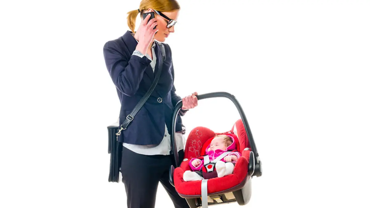Frau trägt Babyschale
