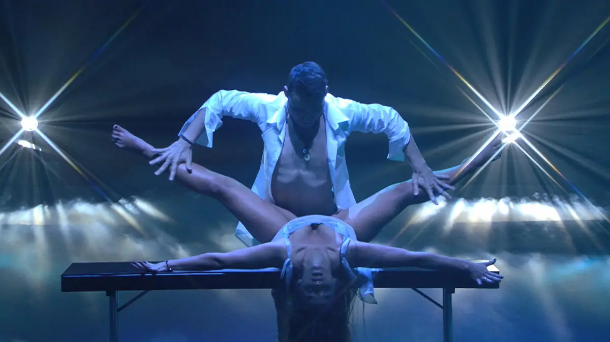 Sarah Lombardi und Robert Beitsch tanzen einen Contemporary bei "Let's Dance"