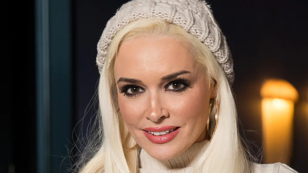 ARCHIV - 20.02.2019, Hamburg: Daniela Katzenberger, Model, Moderatorin und Reality-Show-Darstellerin, steht bei einem Fototermin im Hotel "The George".  (zu dpa: «Von Laschet bis Katzenberger: Die Sommerurlaubs-Pläne der Prominenten») Foto: Christian Charisius/dpa +++ dpa-Bildfunk +++