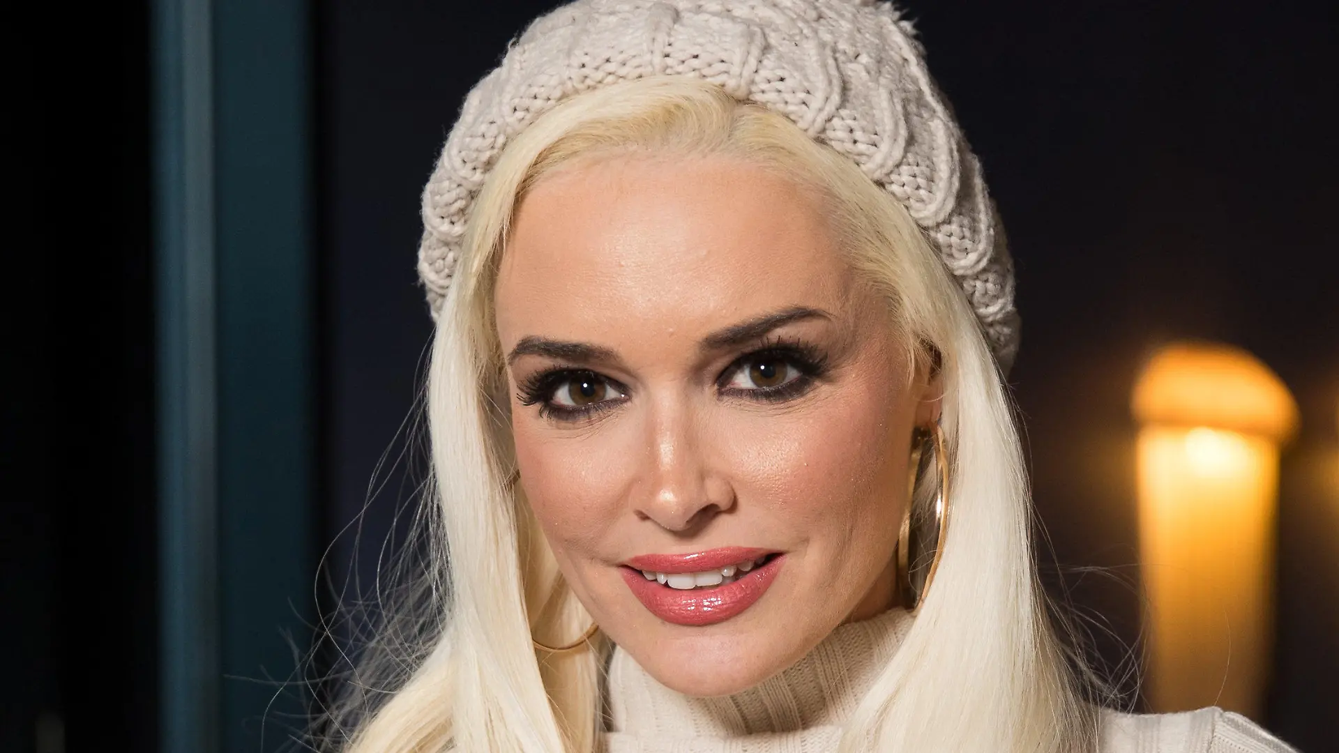 ARCHIV - 20.02.2019, Hamburg: Daniela Katzenberger, Model, Moderatorin und Reality-Show-Darstellerin, steht bei einem Fototermin im Hotel "The George". (zu dpa: «Von Laschet bis Katzenberger: Die Sommerurlaubs-Pläne der Prominenten») Foto: Christian Charisius/dpa +++ dpa-Bildfunk +++