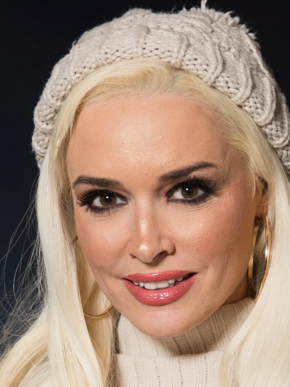 ARCHIV - 20.02.2019, Hamburg: Daniela Katzenberger, Model, Moderatorin und Reality-Show-Darstellerin, steht bei einem Fototermin im Hotel "The George".  (zu dpa: «Von Laschet bis Katzenberger: Die Sommerurlaubs-Pläne der Prominenten») Foto: Christian Charisius/dpa +++ dpa-Bildfunk +++