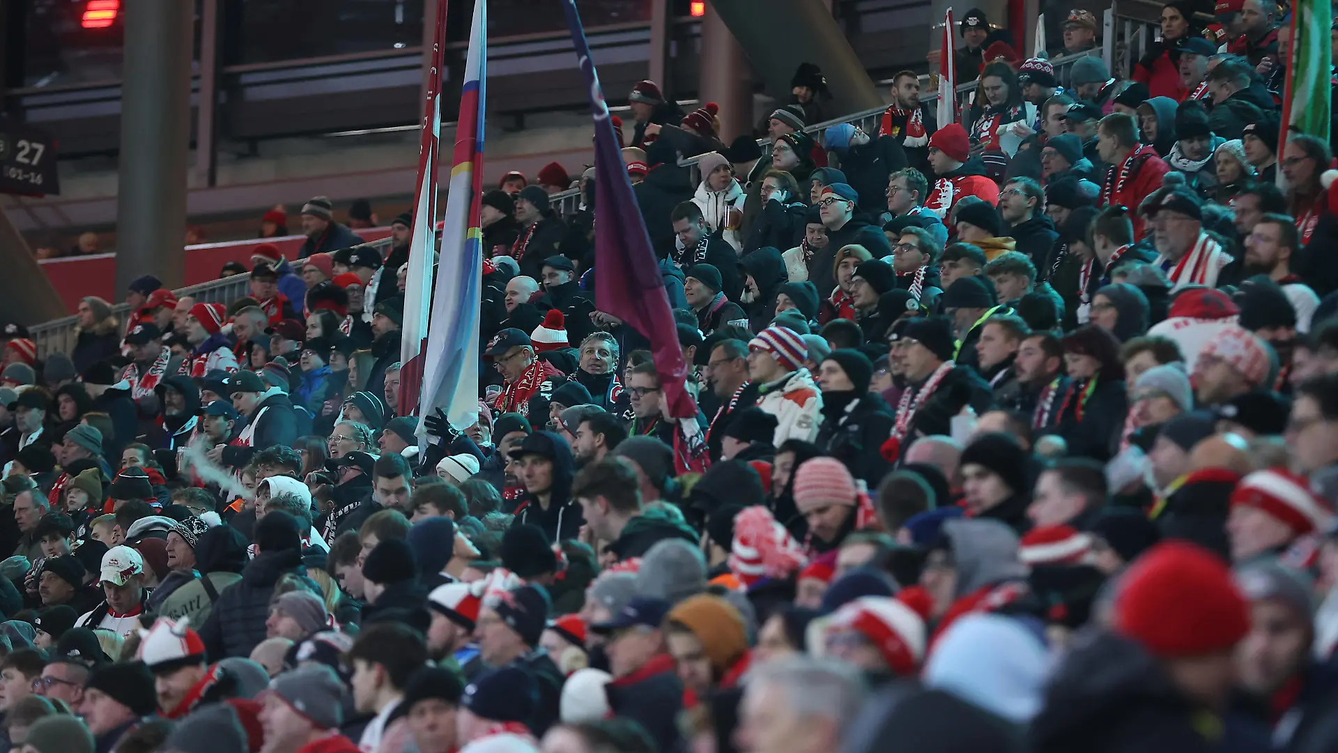 Fußball: DFB-Pokal, RB Leipzig - TSG 1899 Hoffenheim, Achtelfinale in Red Bull Arena, Leipzigs Fans verfolgen ruhig die Partie. Beim DFB-Pokalspiel zwischen RB Leipzig und der TSG Hoffenheim hat es vor dem Stadion einen medizinischen Notfall gegeben. Die große Mehrheit der Zuschauer stellte aufgrund des Vorfalls die Unterstützung ein, im Stadion herrschte gebannte Stille. WICHTIGER HINWEIS: Gemäß den Vorgaben der DFL Deutsche Fußball Liga bzw. des DFB Deutscher Fußball-Bund ist es untersagt, in dem Stadion und/oder vom Spiel angefertigte Fotoaufnahmen in Form von Sequenzbildern und/oder videoähnlichen Fotostrecken zu verwerten bzw. verwerten zu lassen.