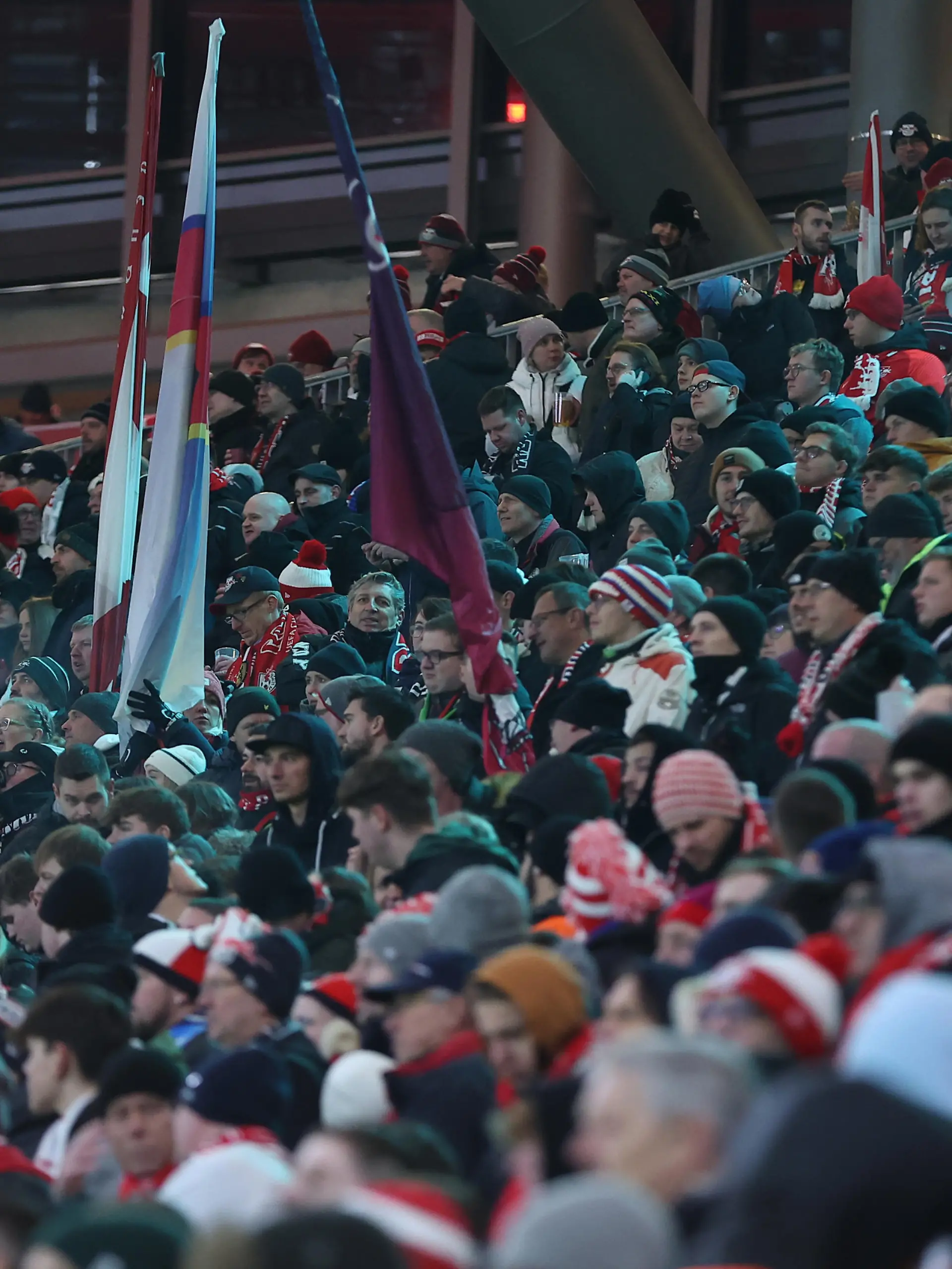 Fußball: DFB-Pokal, RB Leipzig - TSG 1899 Hoffenheim, Achtelfinale in Red Bull Arena, Leipzigs Fans verfolgen ruhig die Partie. Beim DFB-Pokalspiel zwischen RB Leipzig und der TSG Hoffenheim hat es vor dem Stadion einen medizinischen Notfall gegeben. Die große Mehrheit der Zuschauer stellte aufgrund des Vorfalls die Unterstützung ein, im Stadion herrschte gebannte Stille. WICHTIGER HINWEIS: Gemäß den Vorgaben der DFL Deutsche Fußball Liga bzw. des DFB Deutscher Fußball-Bund ist es untersagt, in dem Stadion und/oder vom Spiel angefertigte Fotoaufnahmen in Form von Sequenzbildern und/oder videoähnlichen Fotostrecken zu verwerten bzw. verwerten zu lassen.