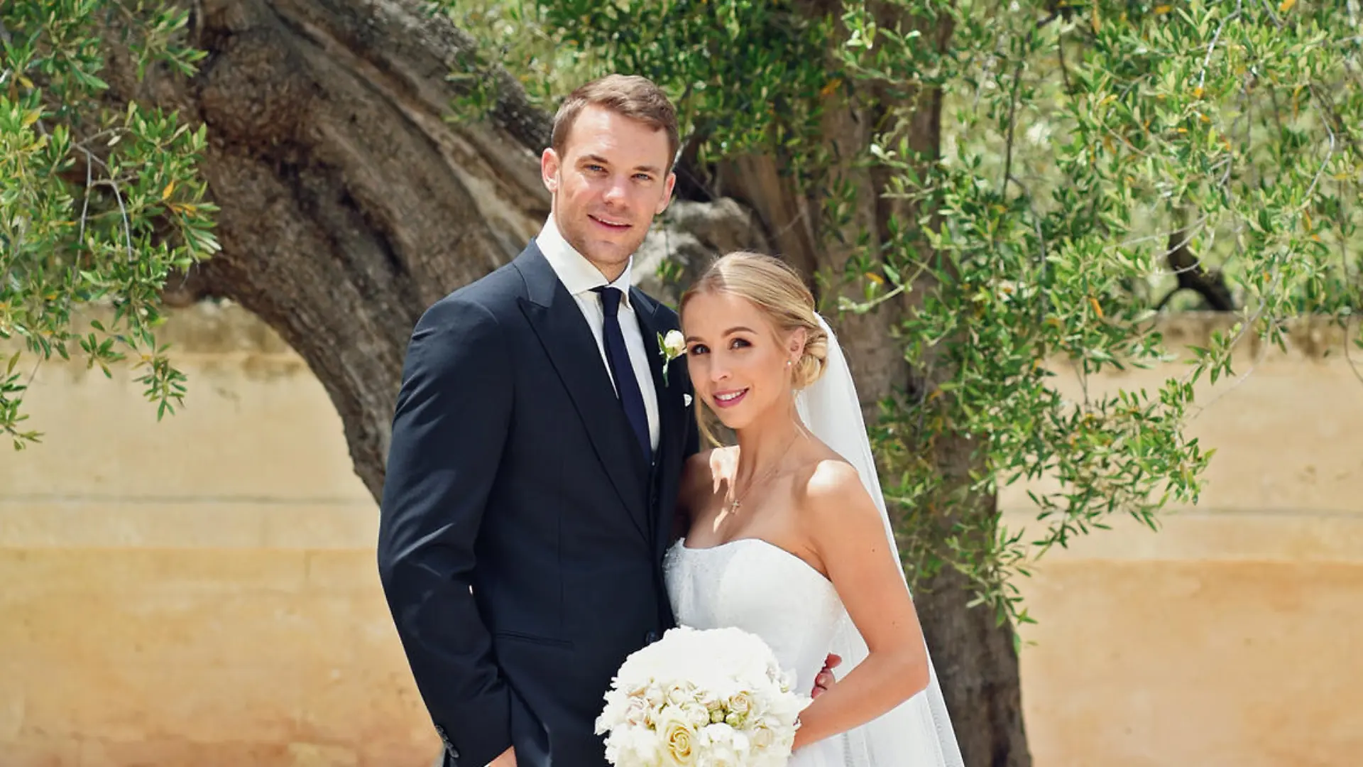 HANDOUT - Das Handout-Foto vom 09.06.2017 zeigt den Fussballnationalspieler und Bundesliga-Torwart des FC Bayern München, Manuel Neuer, und sein Frau Nina Neuer geborene Weiss kurz nach der kirchlichen Hochzeit am 09.06.2017 in Monopoli (Italien). (ACHTUNG: Nur zur redaktionellen Verwendung im Zusammenhang mit der aktuellen Berichterstattung und nur bei Nennung: «Foto: Pia Clodi/peachesandmint.com/dpa/dpa») Foto: Pia Clodi/peachesandmint.com/dpa +++(c) dpa - Bildfunk+++